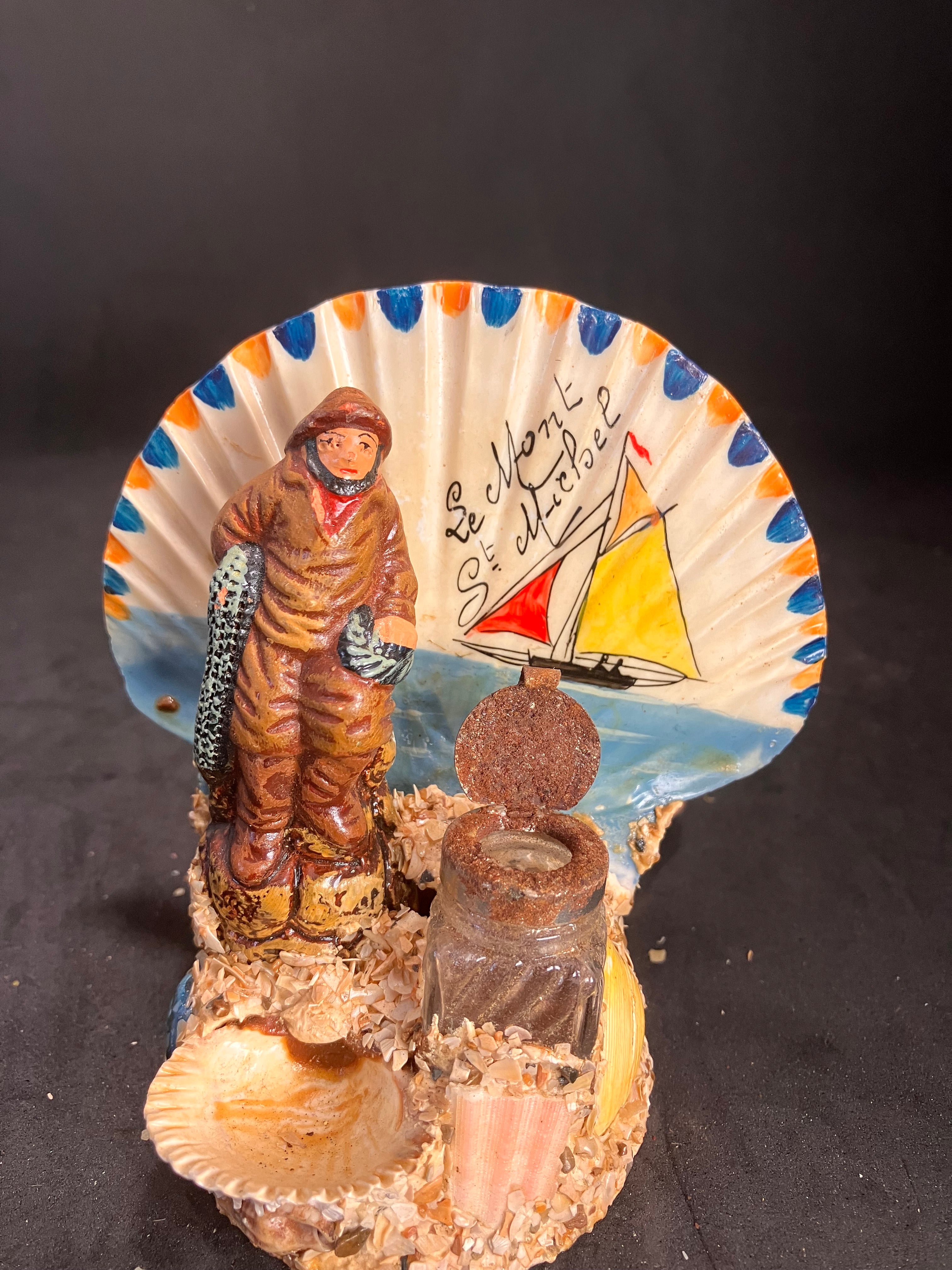 Souvenir ancien « Le Mont St Michel » – Marin pêcheur et coquillage décoratif (années 1950-1970)