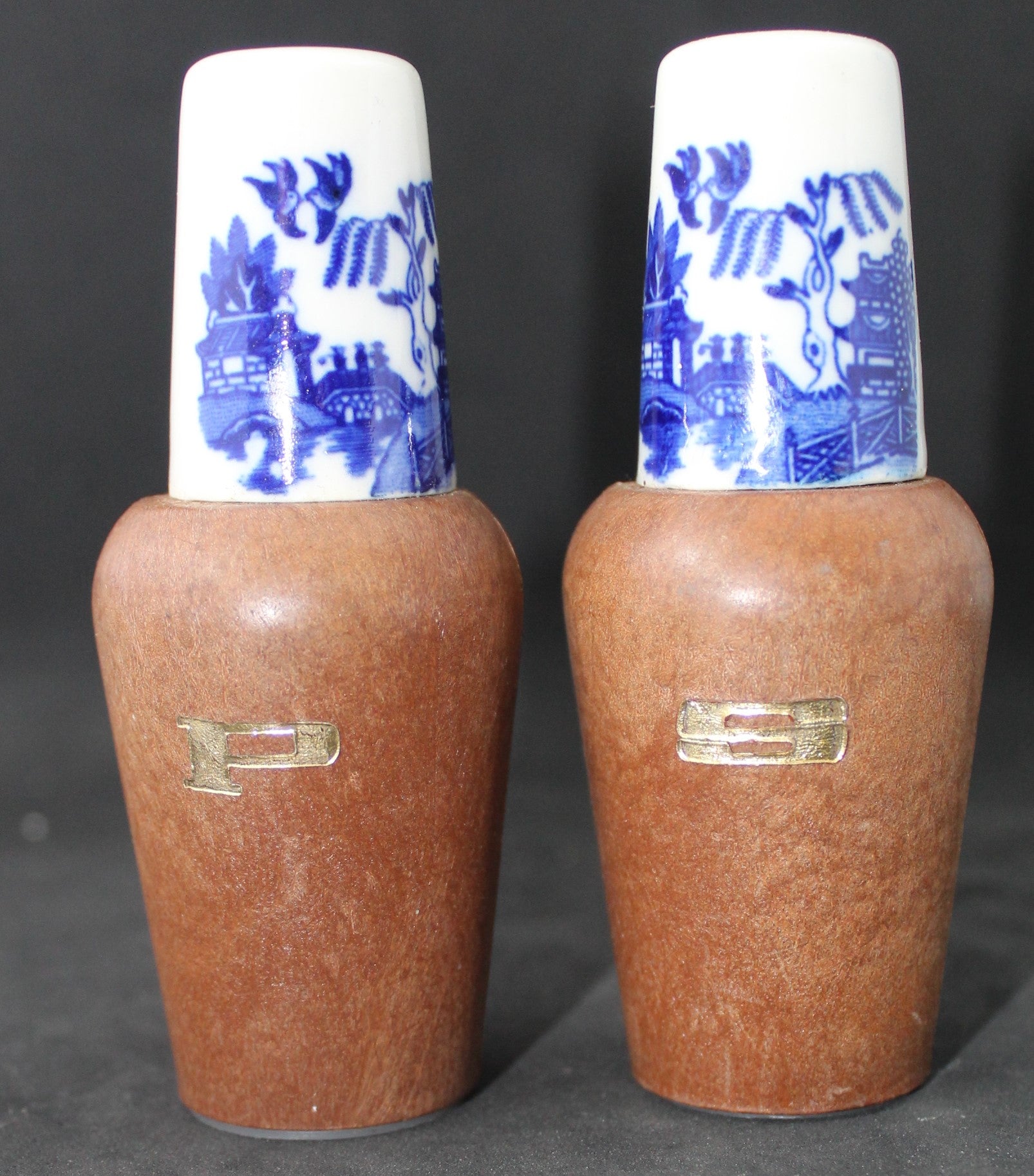 Salière et poivrière vintage – bois & porcelaine décor Blue Willow – Japan années 60