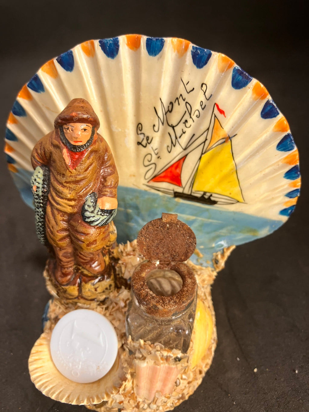 Souvenir ancien « Le Mont St Michel » – Marin pêcheur et coquillage décoratif (années 1950-1970)