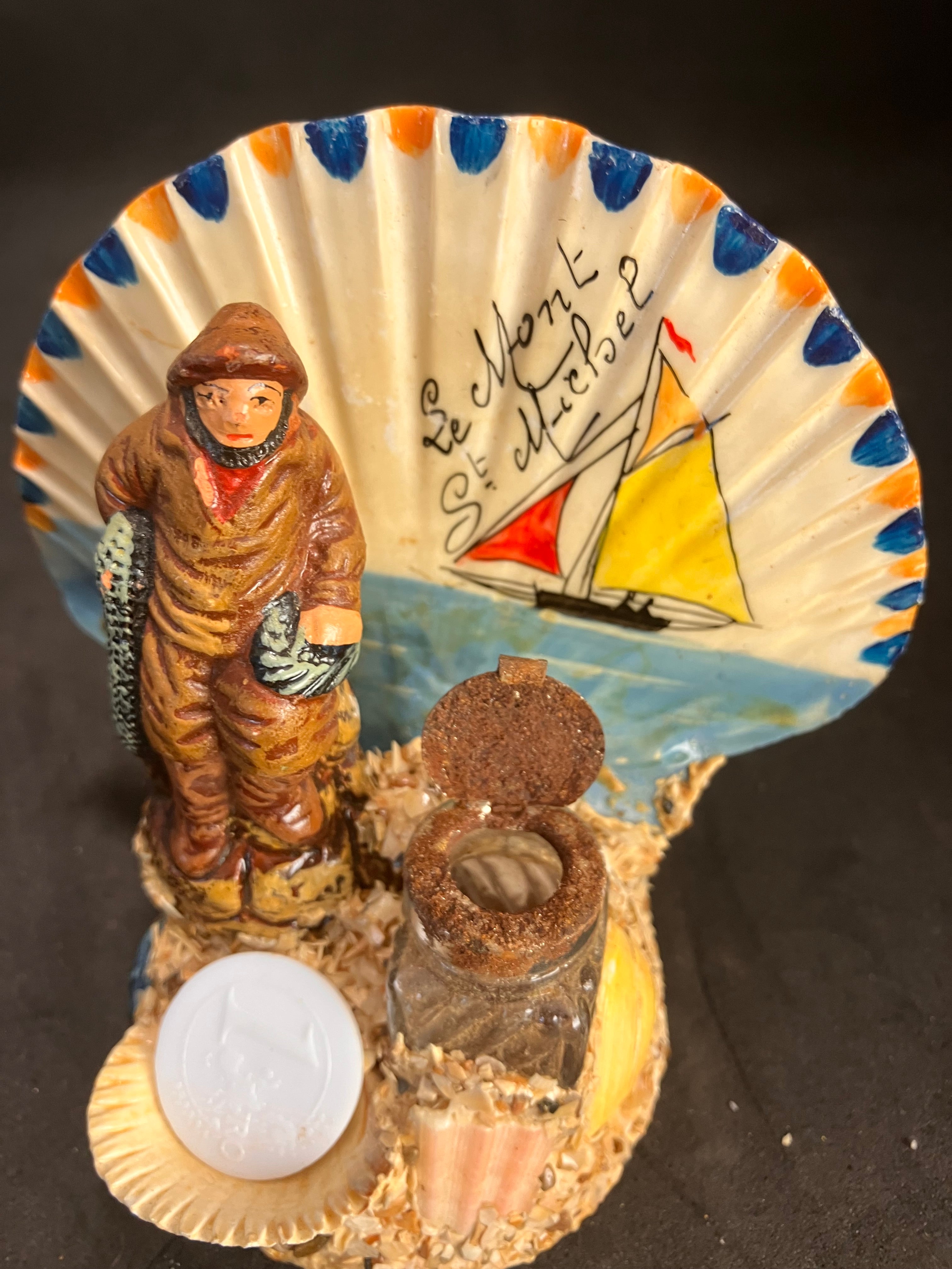 Souvenir ancien « Le Mont St Michel » – Marin pêcheur et coquillage décoratif (années 1950-1970)