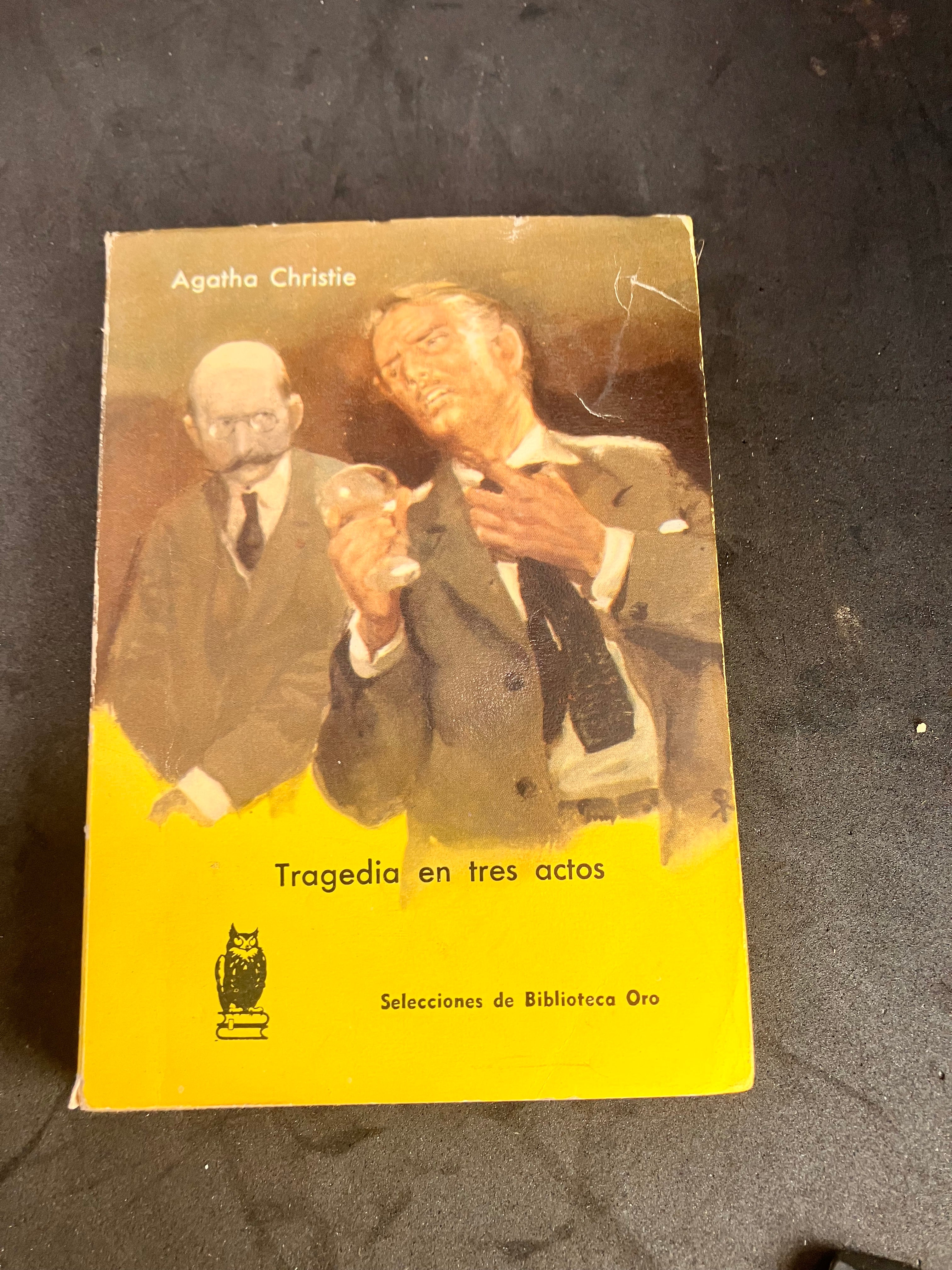Tragedia en tres actos – Agatha Christie (Editorial Molino, Selecciones de Biblioteca Oro, 1959, trad. “E. M.”)