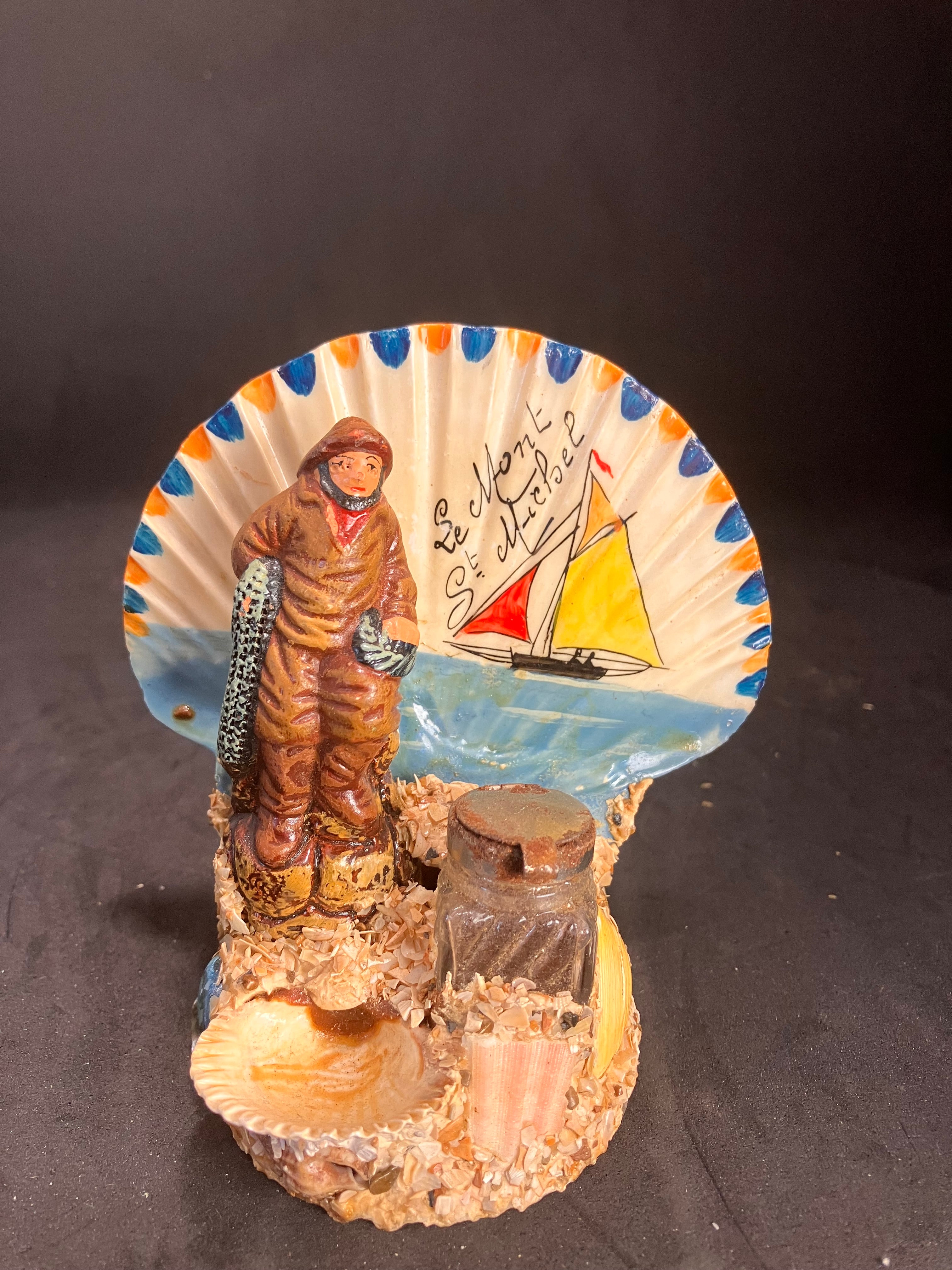 Souvenir ancien « Le Mont St Michel » – Marin pêcheur et coquillage décoratif (années 1950-1970)