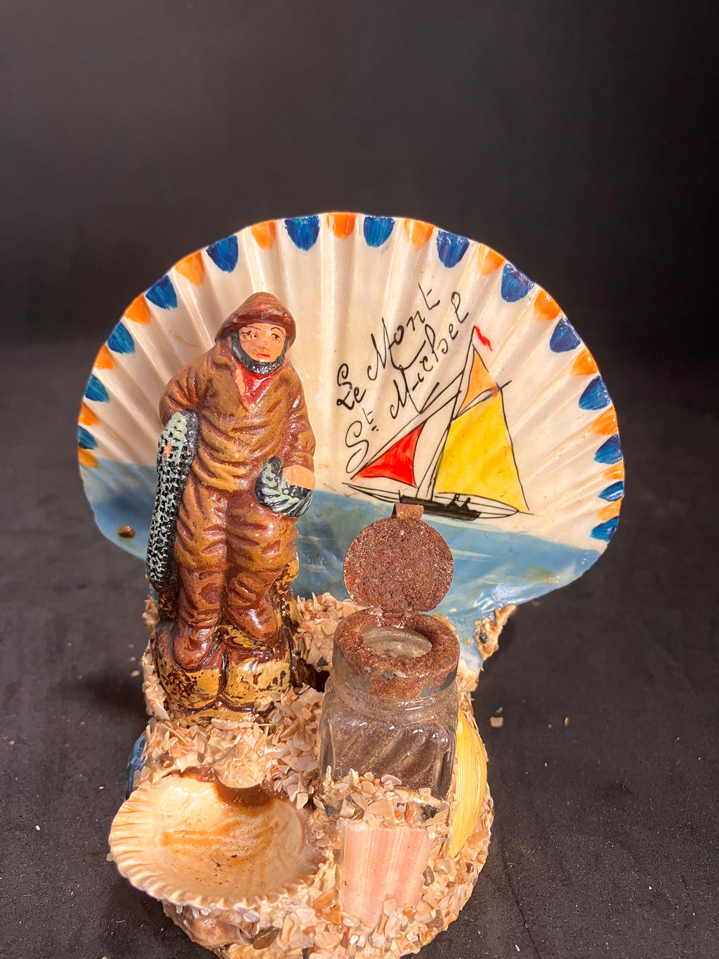 Souvenir ancien « Le Mont St Michel » – Marin pêcheur et coquillage décoratif (années 1950-1970)