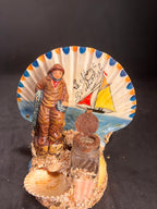 Souvenir ancien « Le Mont St Michel » – Marin pêcheur et coquillage décoratif (années 1950-1970)