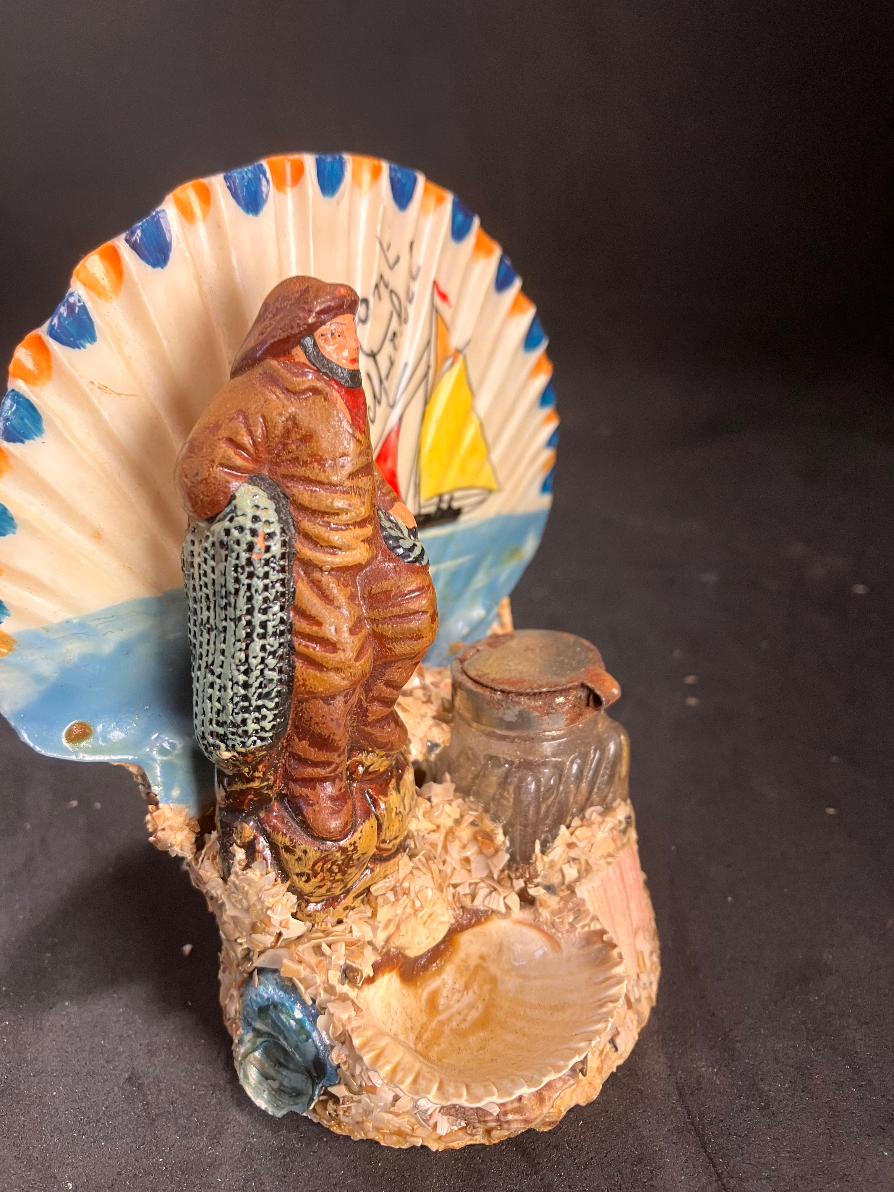 Souvenir ancien « Le Mont St Michel » – Marin pêcheur et coquillage décoratif (années 1950-1970)