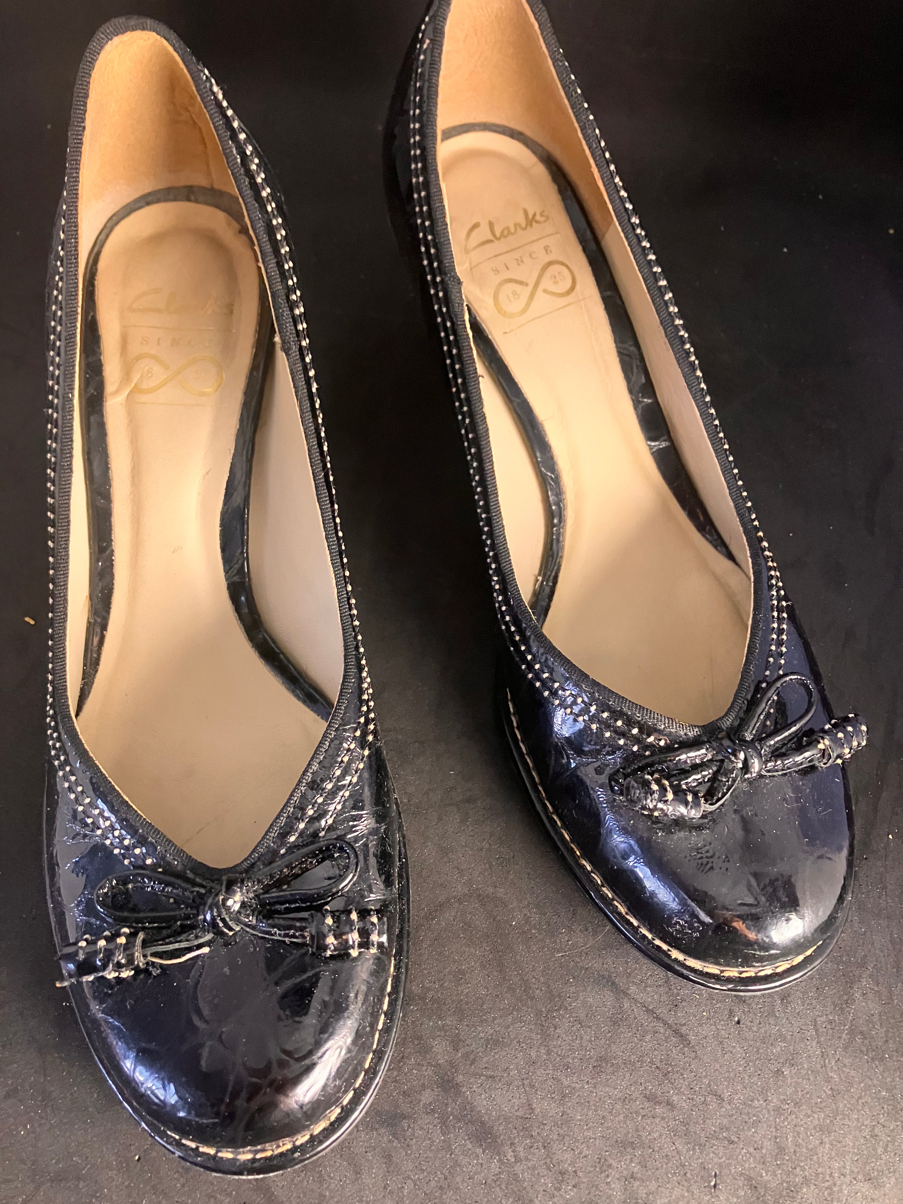 Escarpins Clarks en cuir verni noir avec nœud – Taille 41.5