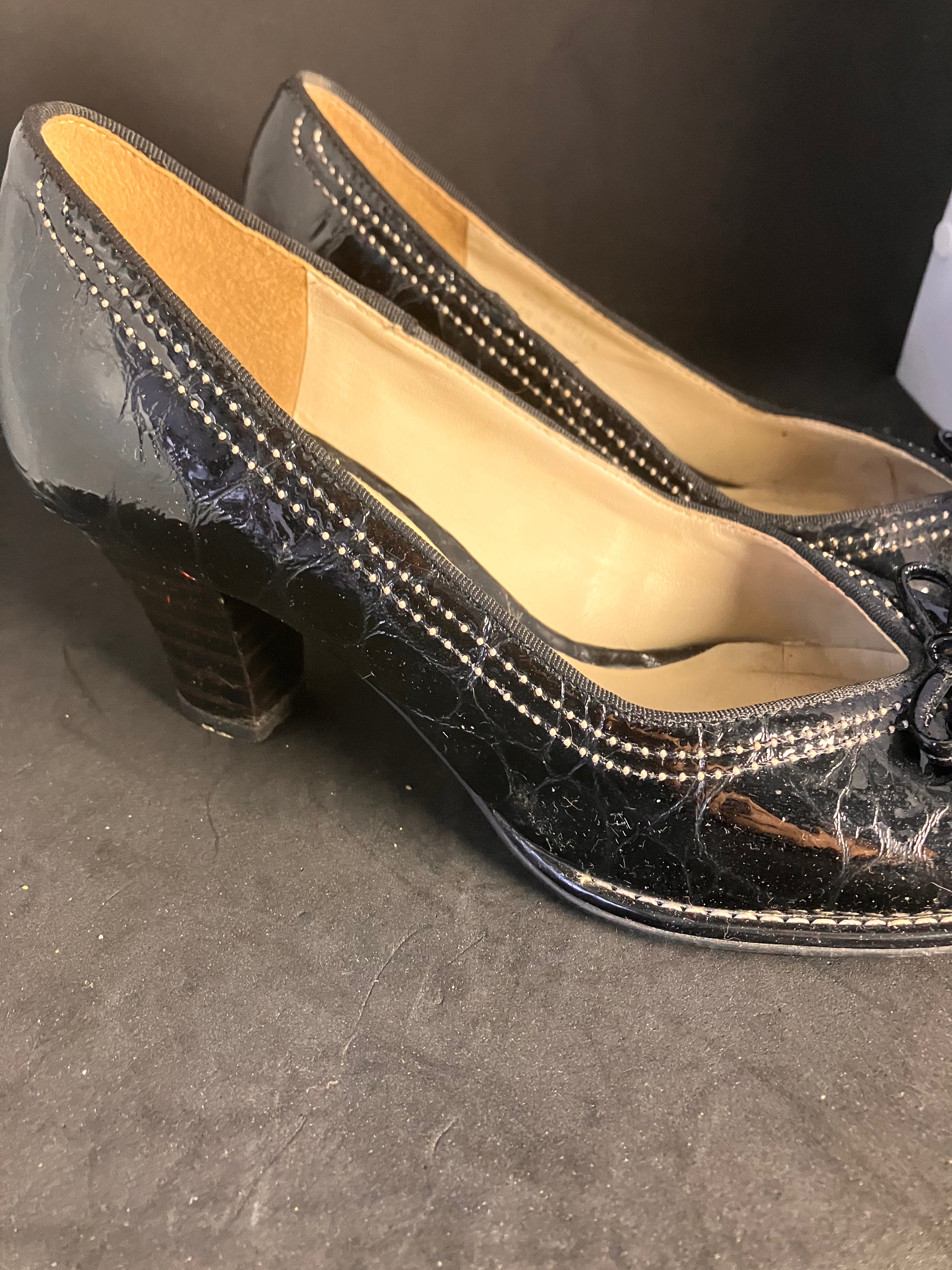 Escarpins Clarks en cuir verni noir avec nœud – Taille 41.5