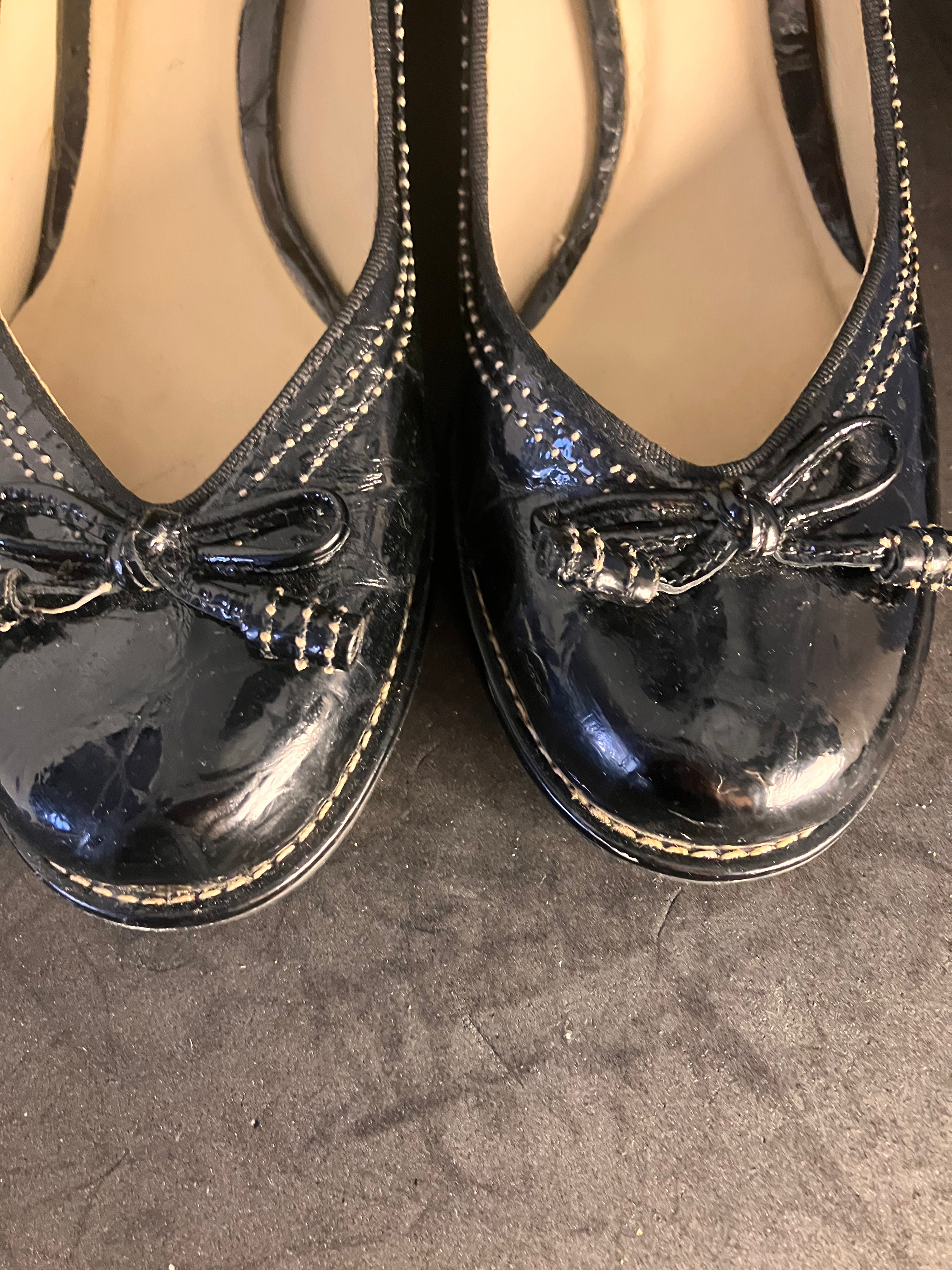 Escarpins Clarks en cuir verni noir avec nœud – Taille 41.5