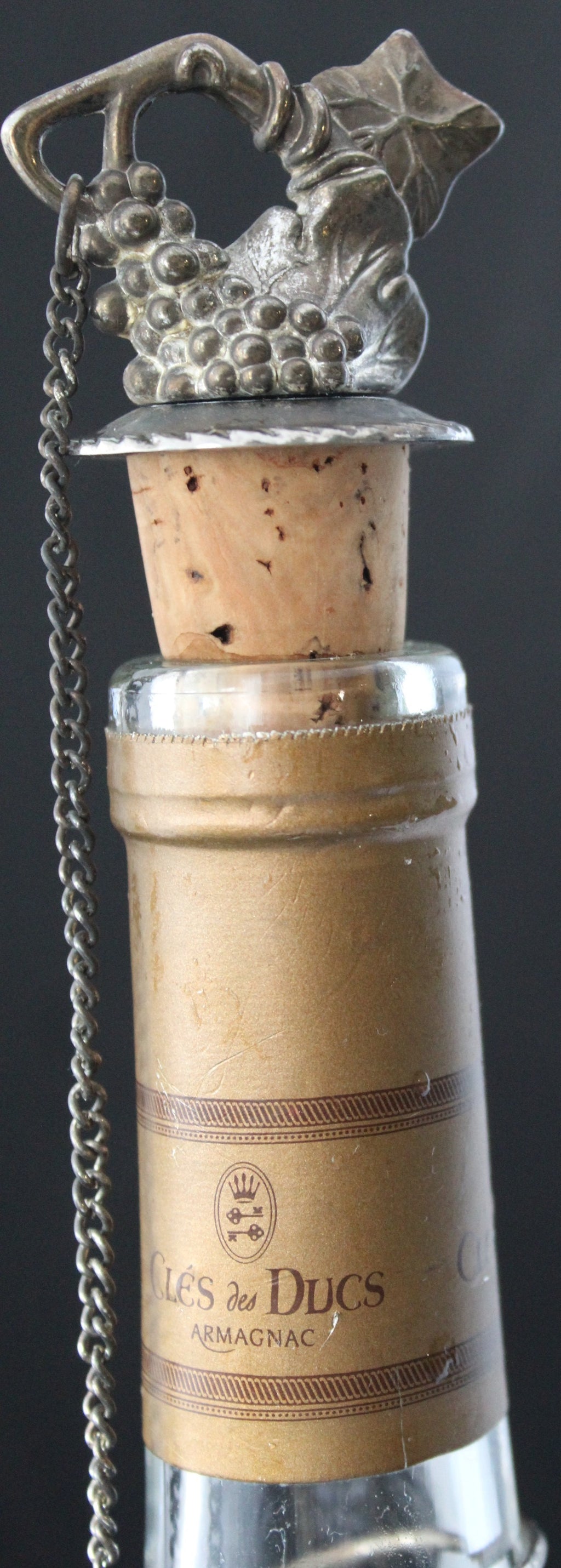 Bouchon ancien en étain – Motif grappe de raisin – Avec chaînette