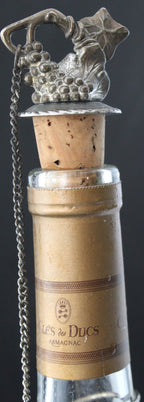 Bouchon ancien en étain – Motif grappe de raisin – Avec chaînette