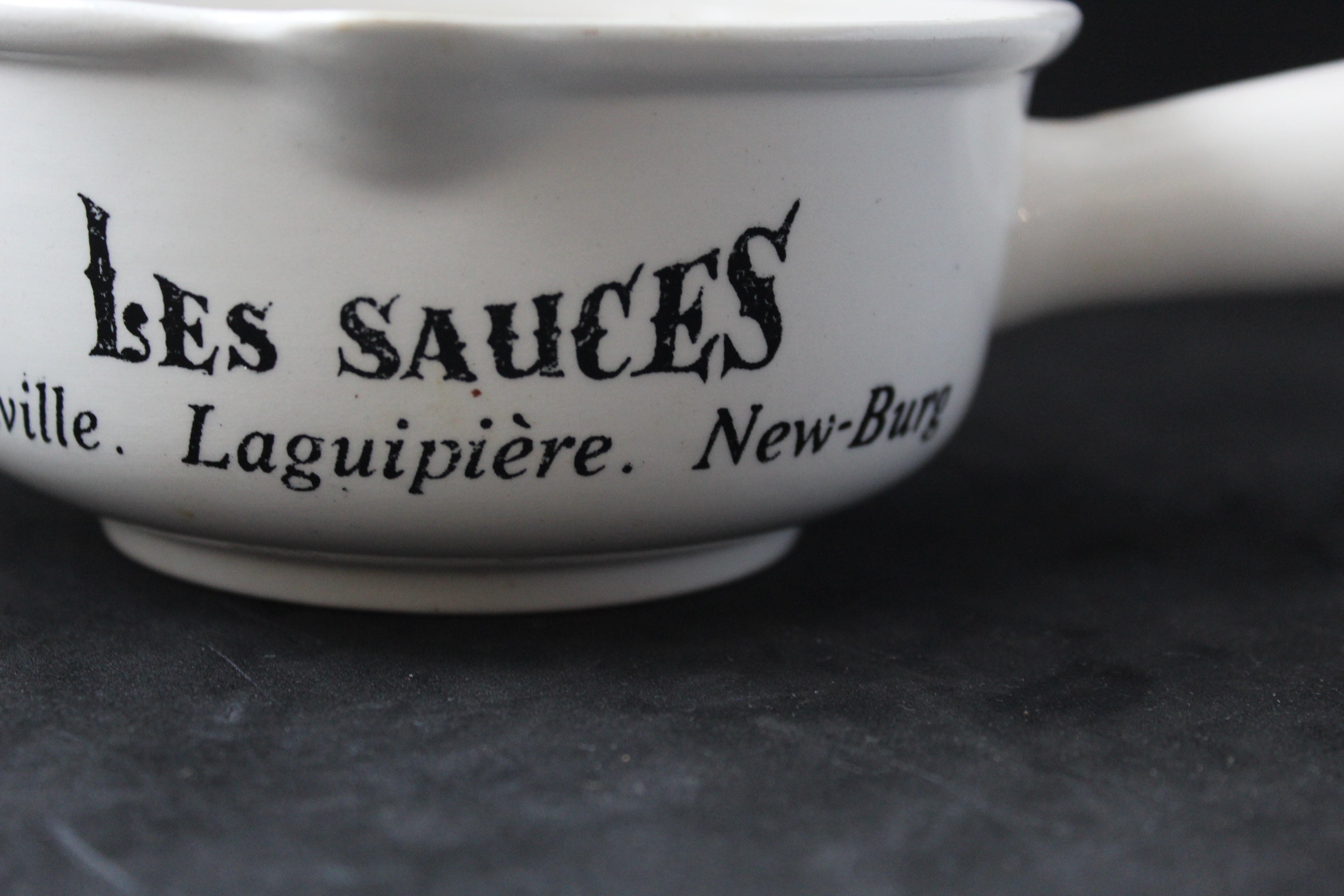 Saucière GIEN – Modèle “Les Sauces” – Faïence française – Vintage – Inscription noire