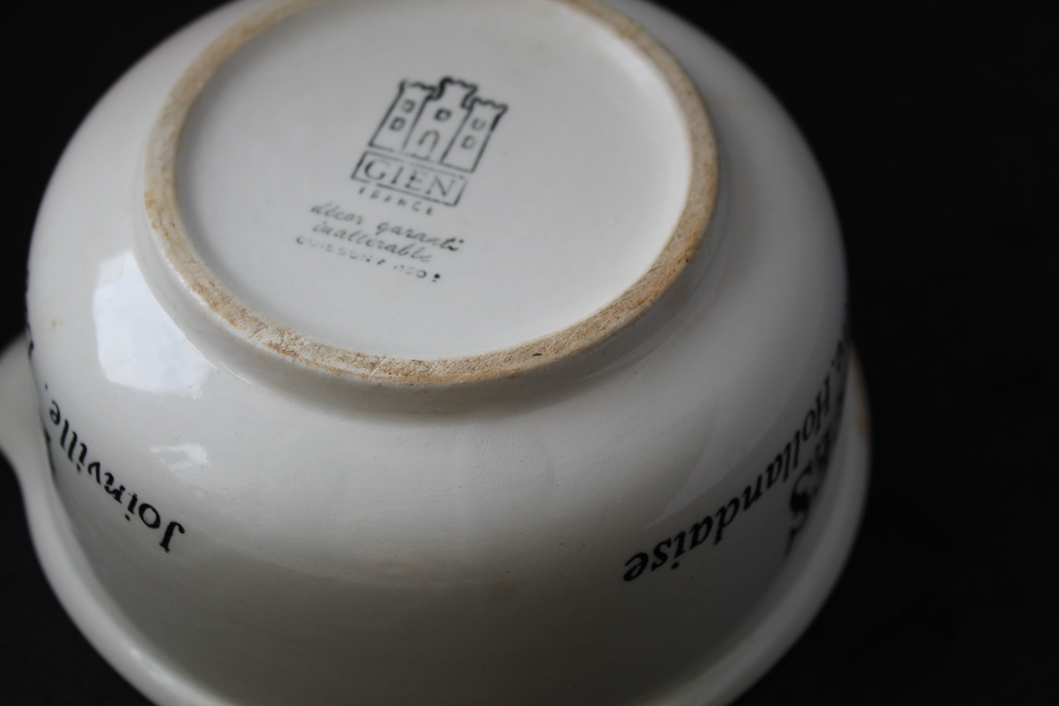 Saucière GIEN – Modèle “Les Sauces” – Faïence française – Vintage – Inscription noire