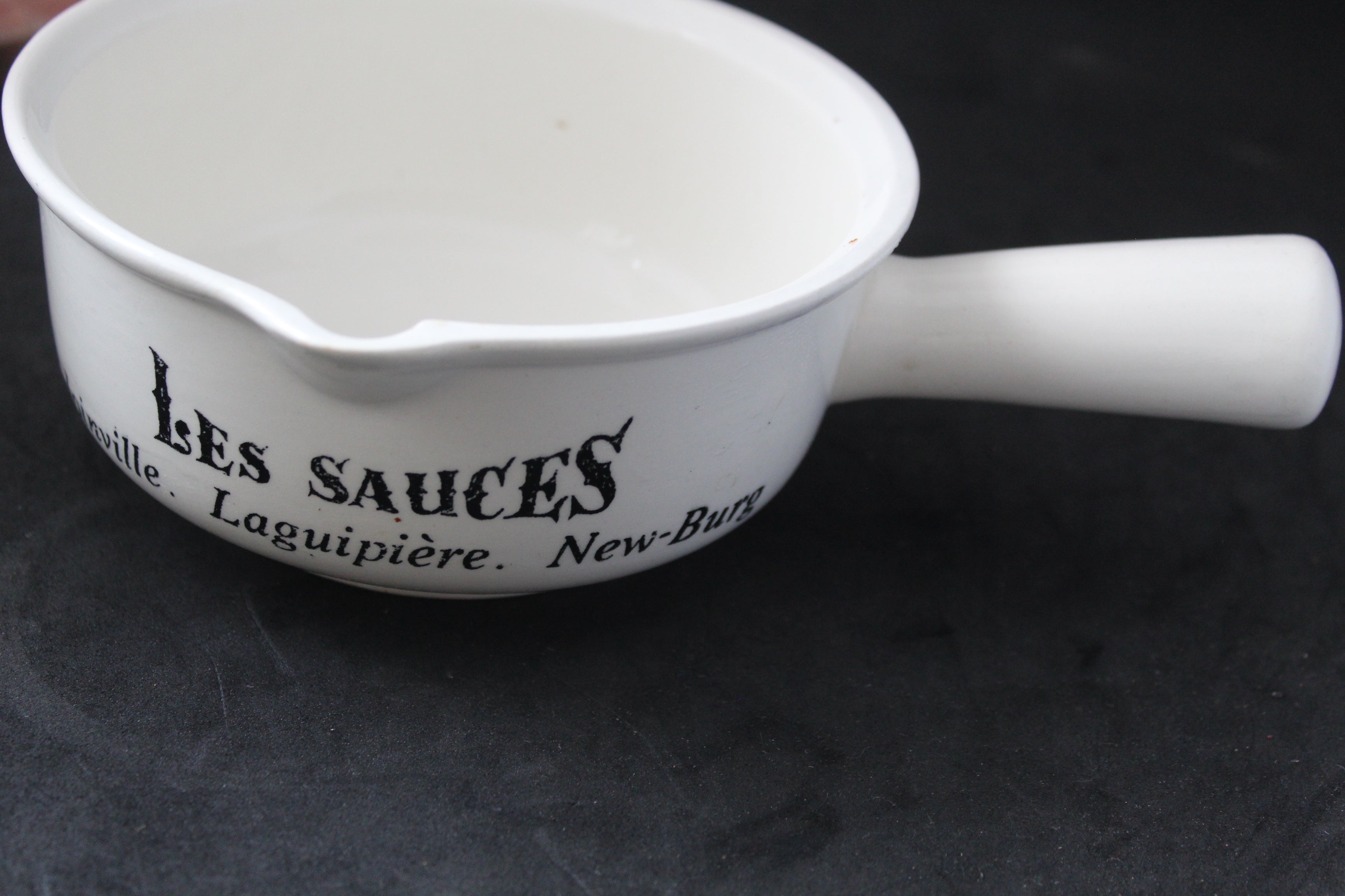 Saucière GIEN – Modèle “Les Sauces” – Faïence française – Vintage – Inscription noire