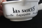 Saucière GIEN – Modèle “Les Sauces” – Faïence française – Vintage – Inscription noire
