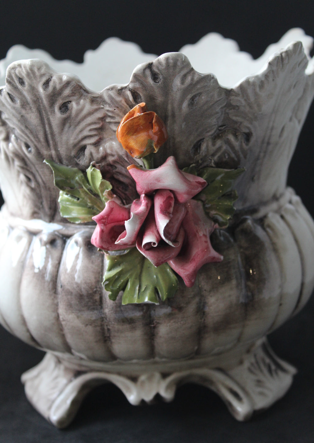 Cache-pot ancien en céramique à fleurs appliquées