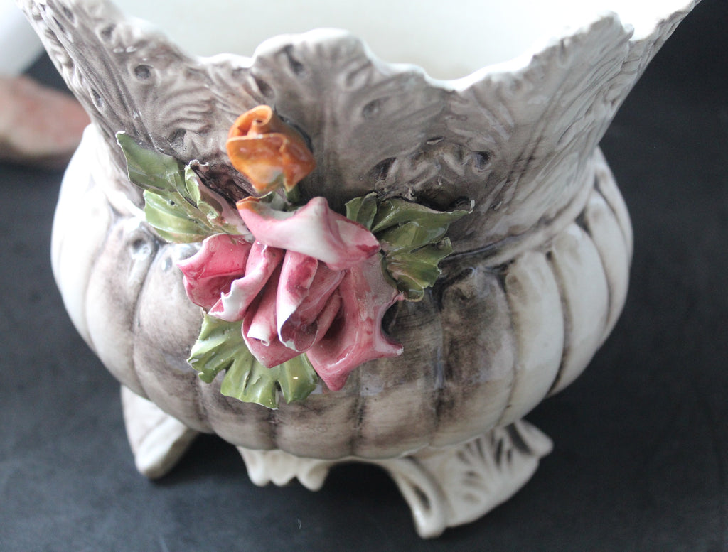 Cache-pot ancien en céramique à fleurs appliquées