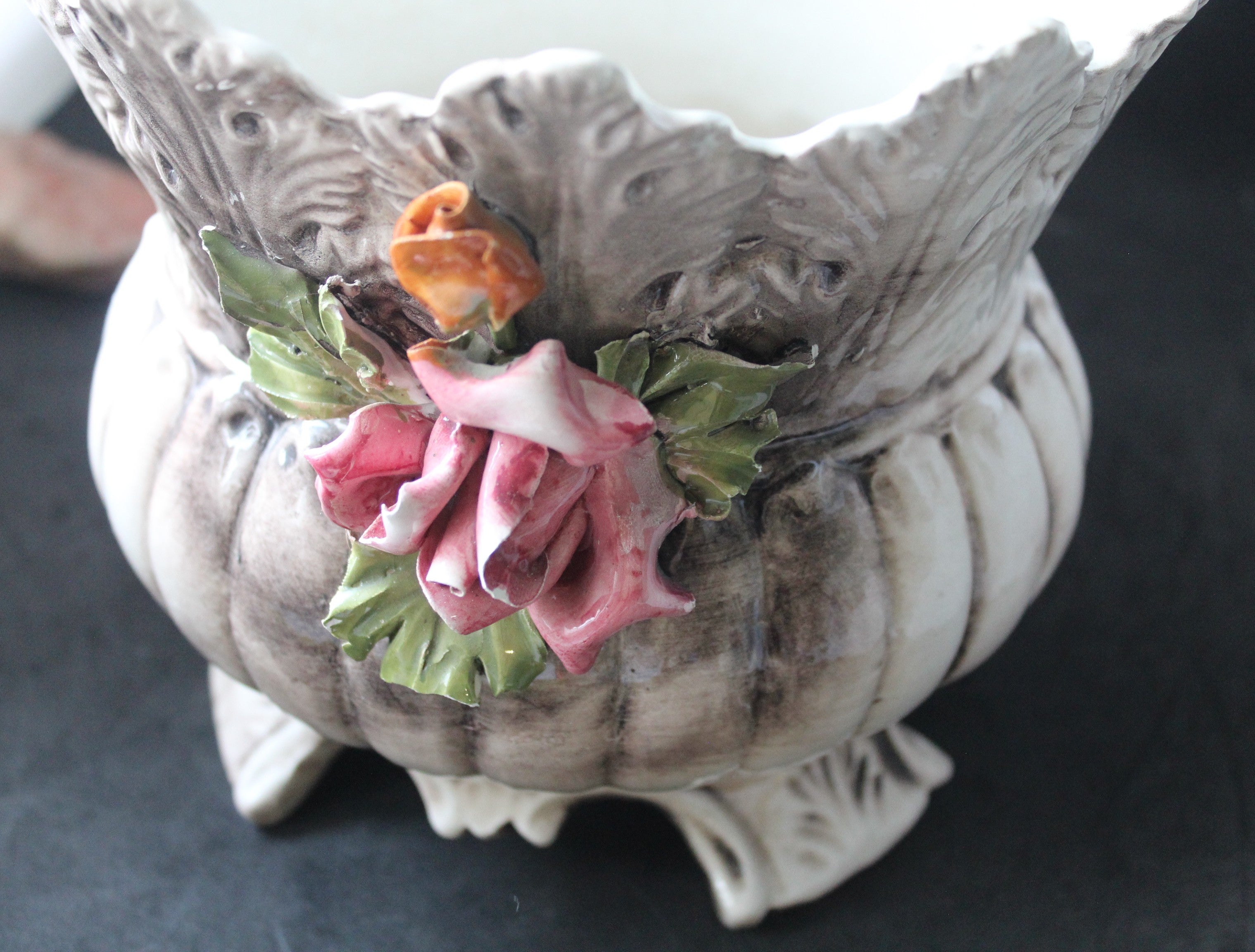 Cache-pot ancien en céramique à fleurs appliquées