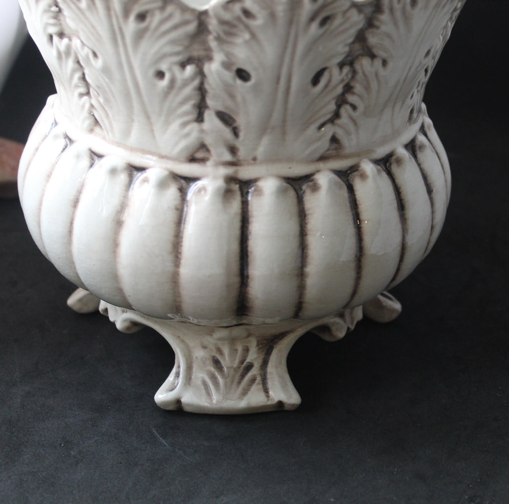 Cache-pot ancien en céramique à fleurs appliquées