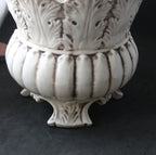 Cache-pot ancien en céramique à fleurs appliquées