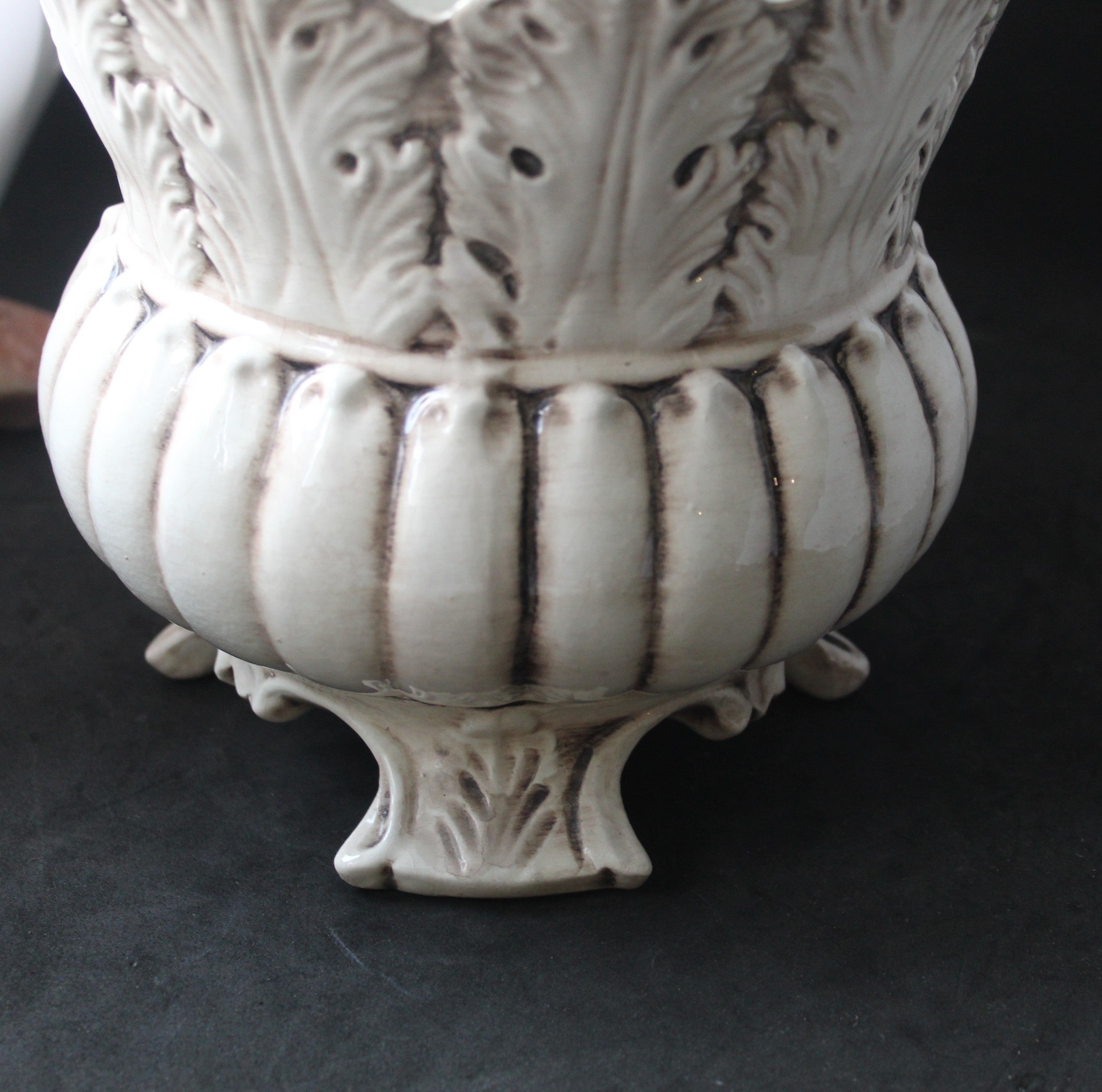 Cache-pot ancien en céramique à fleurs appliquées