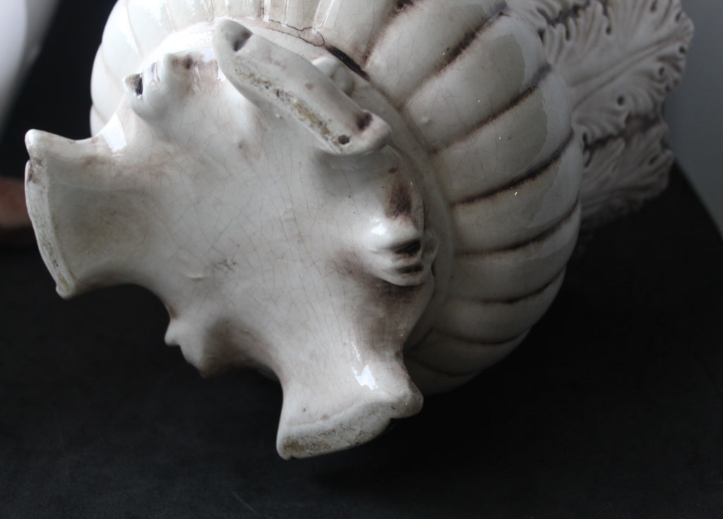 Cache-pot ancien en céramique à fleurs appliquées