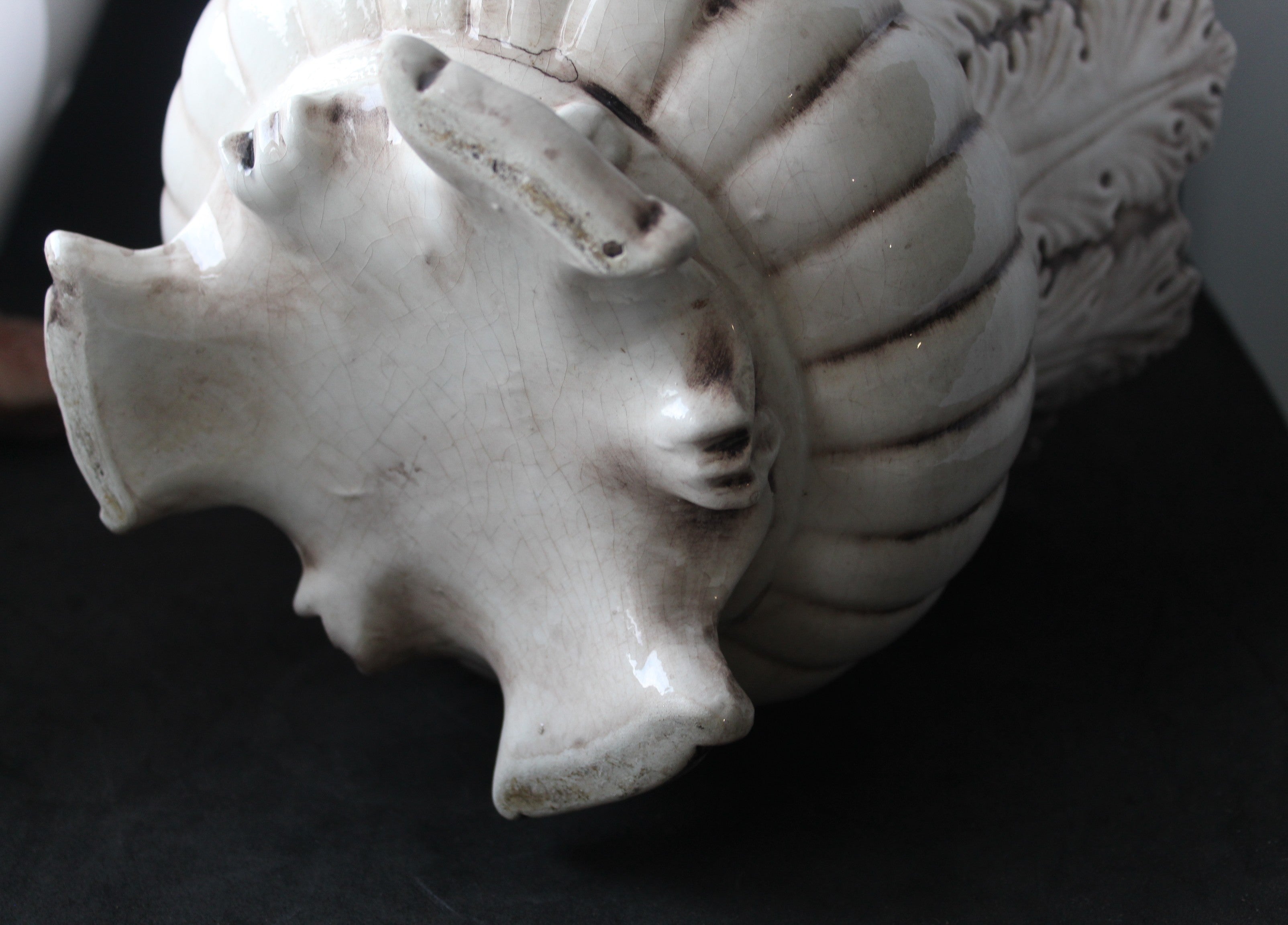 Cache-pot ancien en céramique à fleurs appliquées