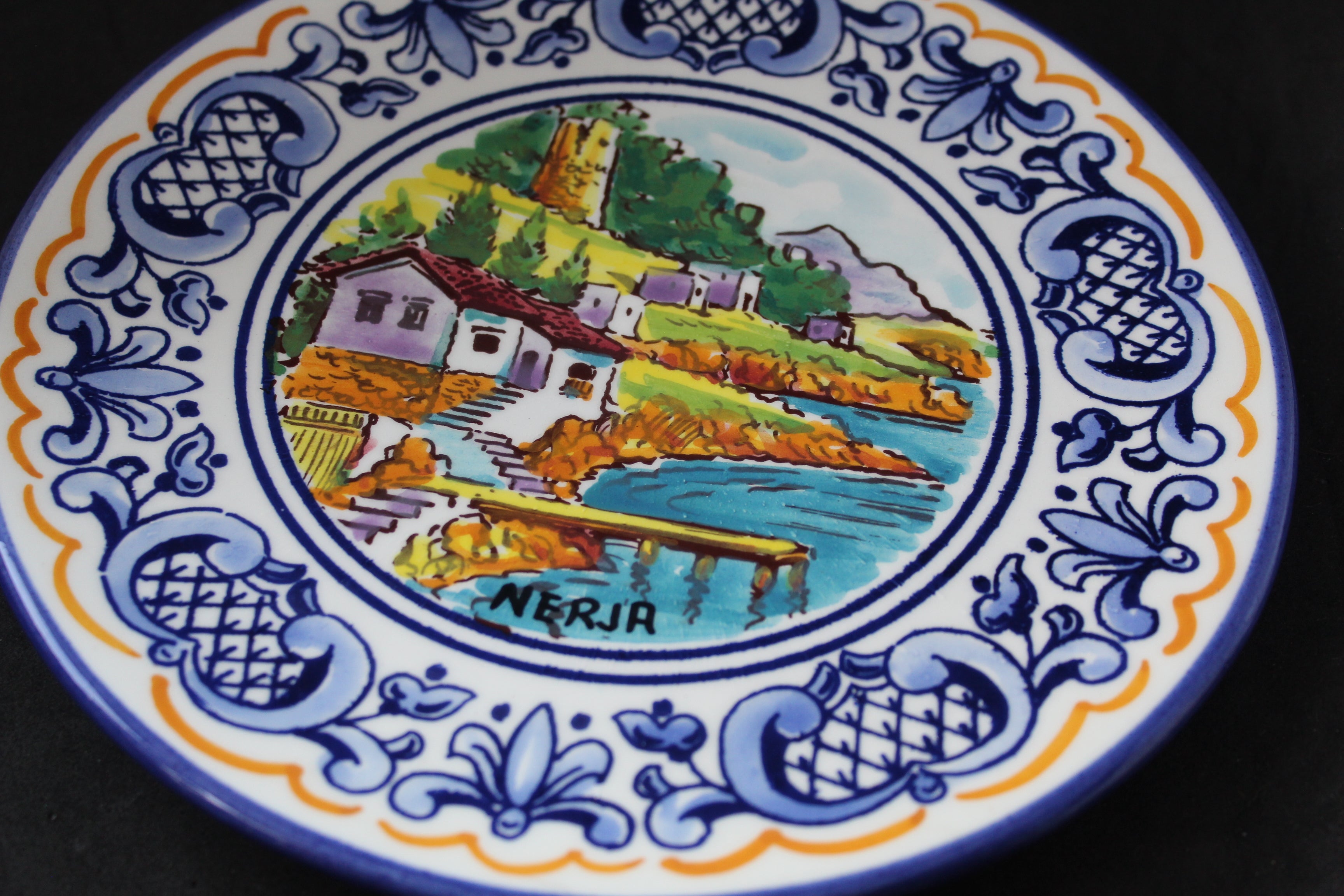 Assiette décorative céramique – Nerja (Andalousie) – Peinte à la main