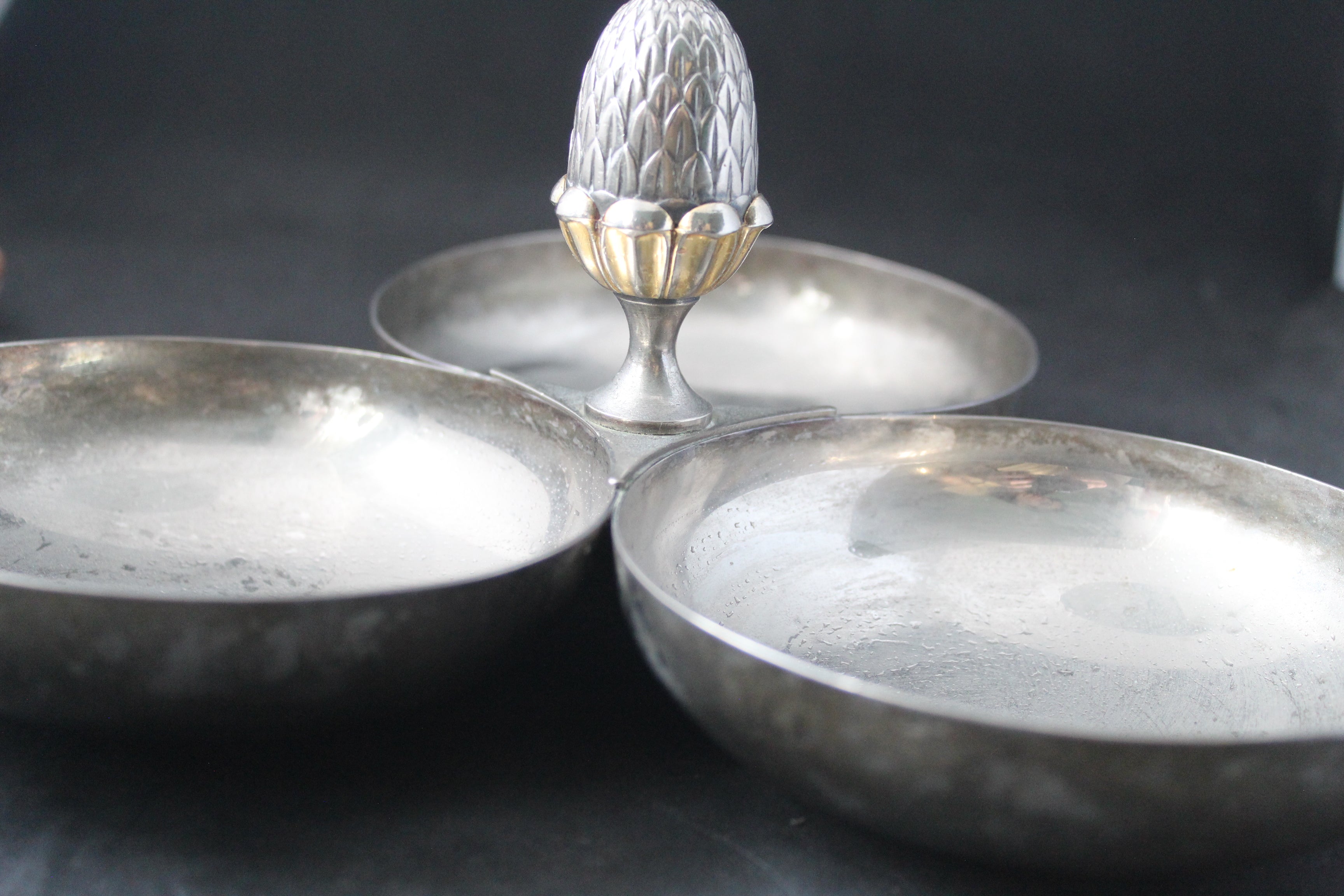 Mendiant vintage 3 coupelles en métal argenté – Motif pomme de pin sculptée