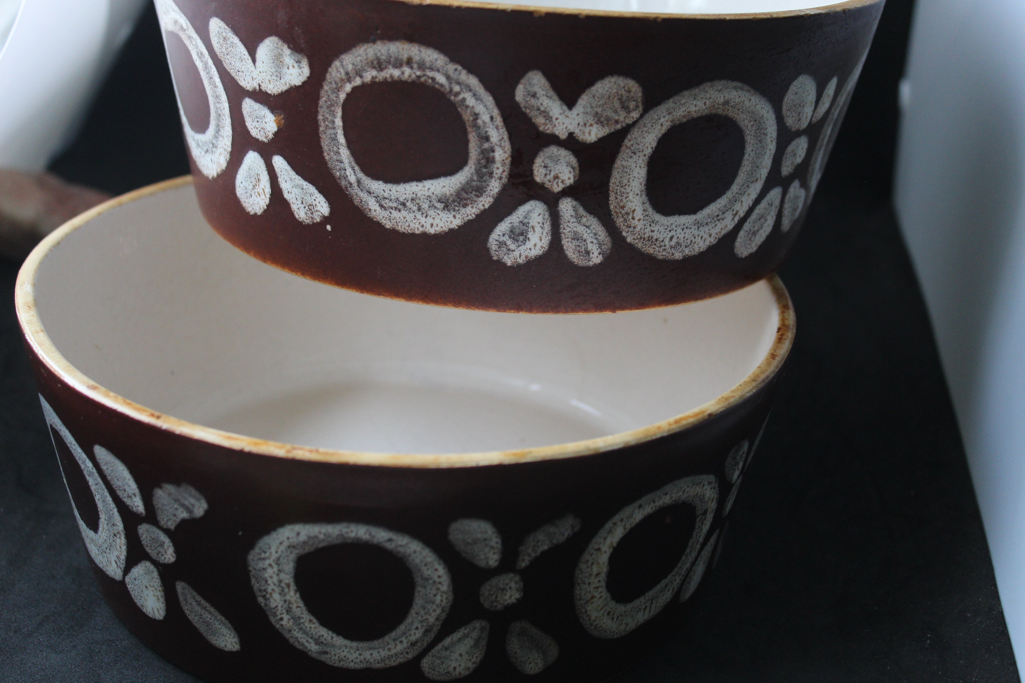 Set de 2 plats vintage en céramique – Motifs bohèmes peints à la main