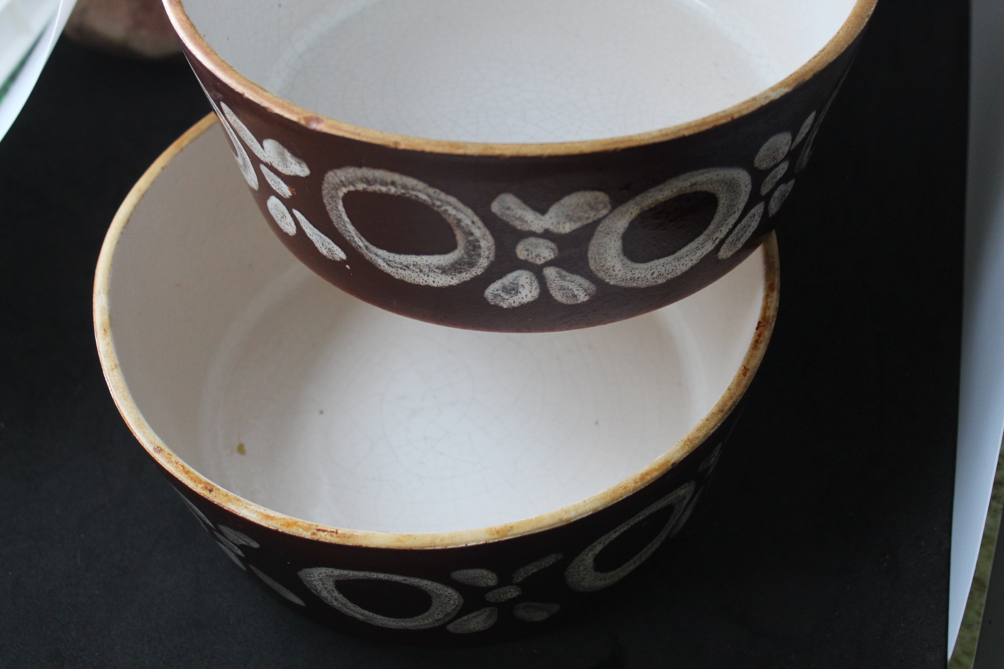 Set de 2 plats vintage en céramique – Motifs bohèmes peints à la main