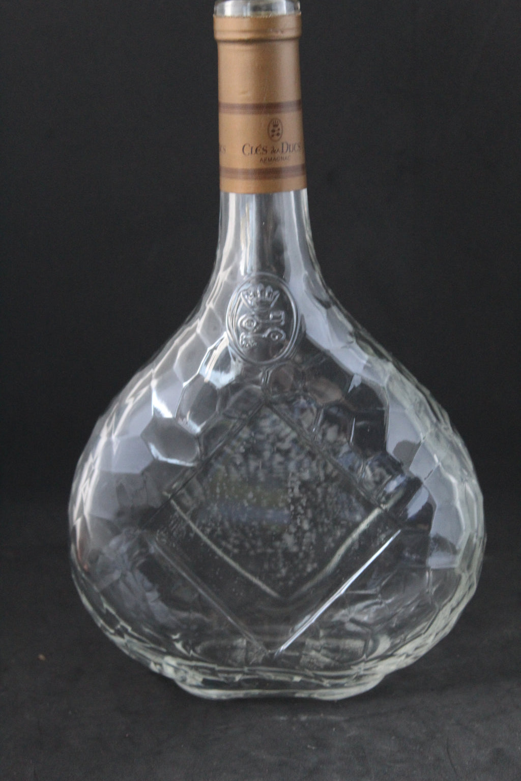 Carafe Clés des Ducs – Armagnac – Bouteille Vintage en Verre Martelé