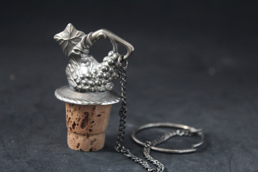 Bouchon ancien en étain – Motif grappe de raisin – Avec chaînette