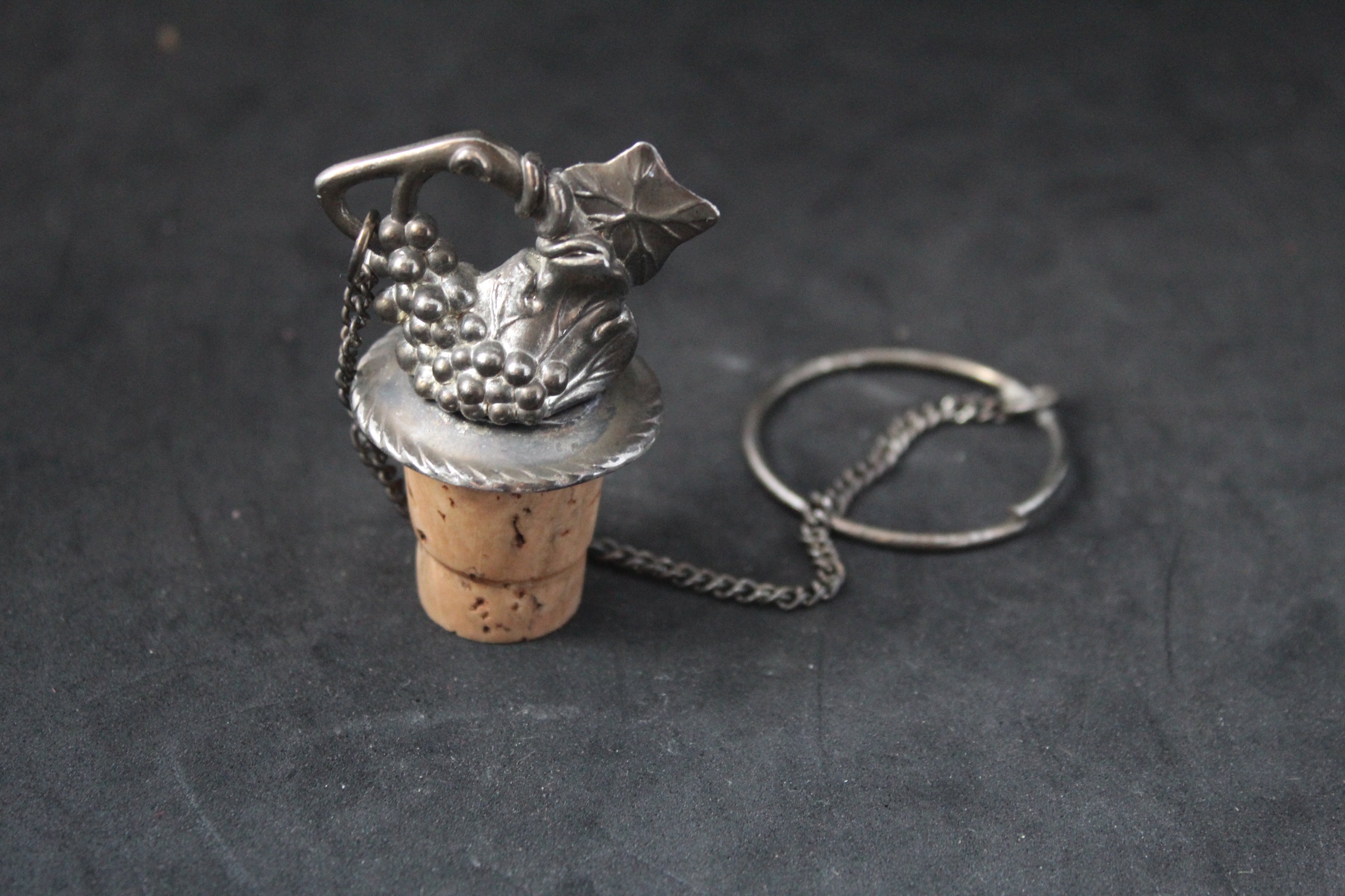 Bouchon ancien en étain – Motif grappe de raisin – Avec chaînette