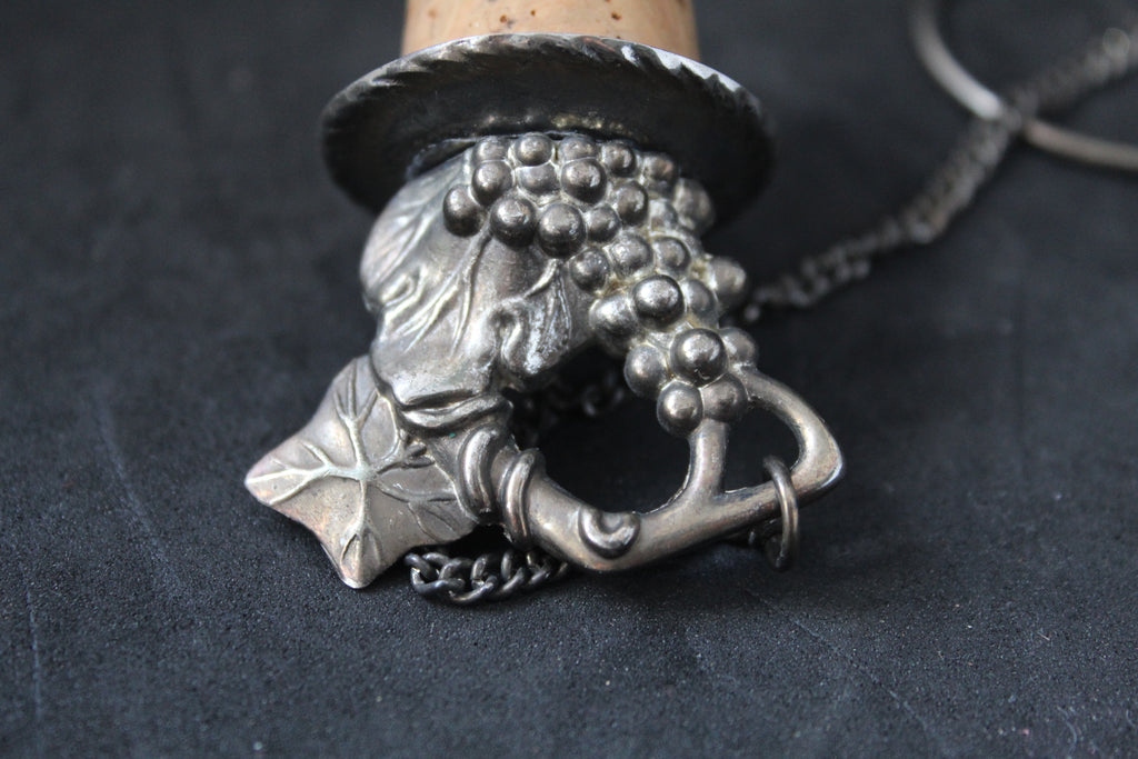 Bouchon ancien en étain – Motif grappe de raisin – Avec chaînette