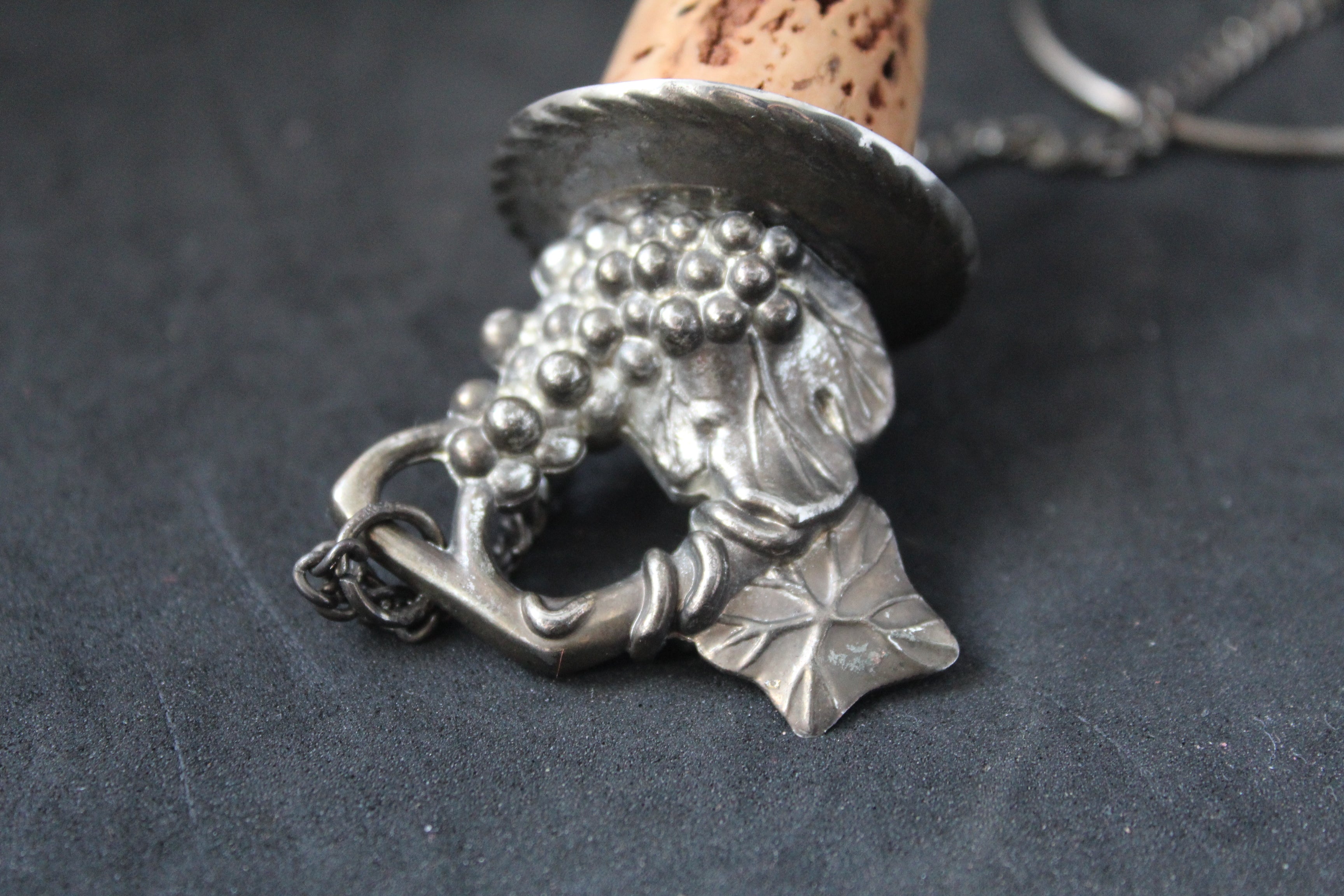 Bouchon ancien en étain – Motif grappe de raisin – Avec chaînette