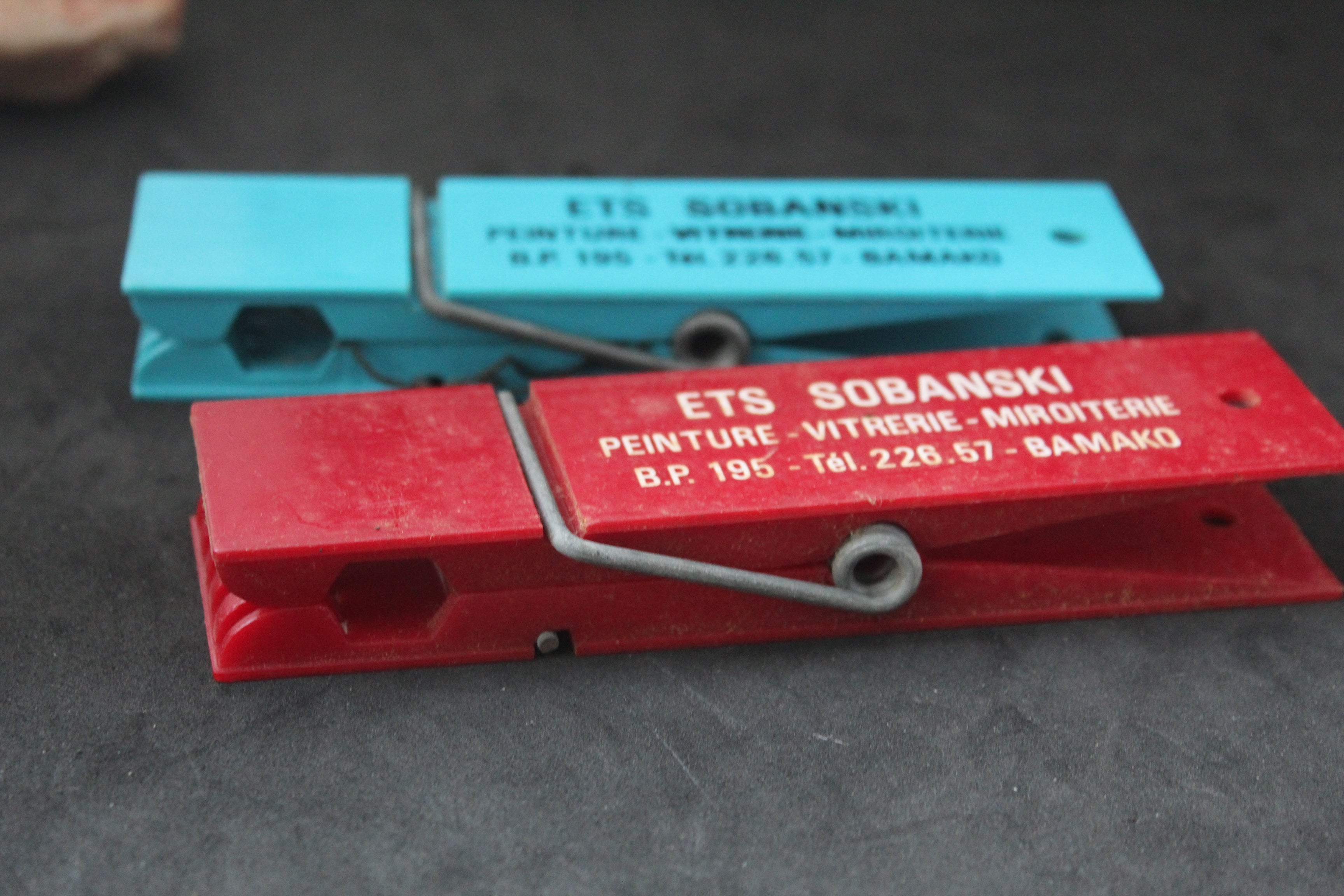 Lot de 2 pinces publicitaires vintage ETS SOBANSKI – Bamako