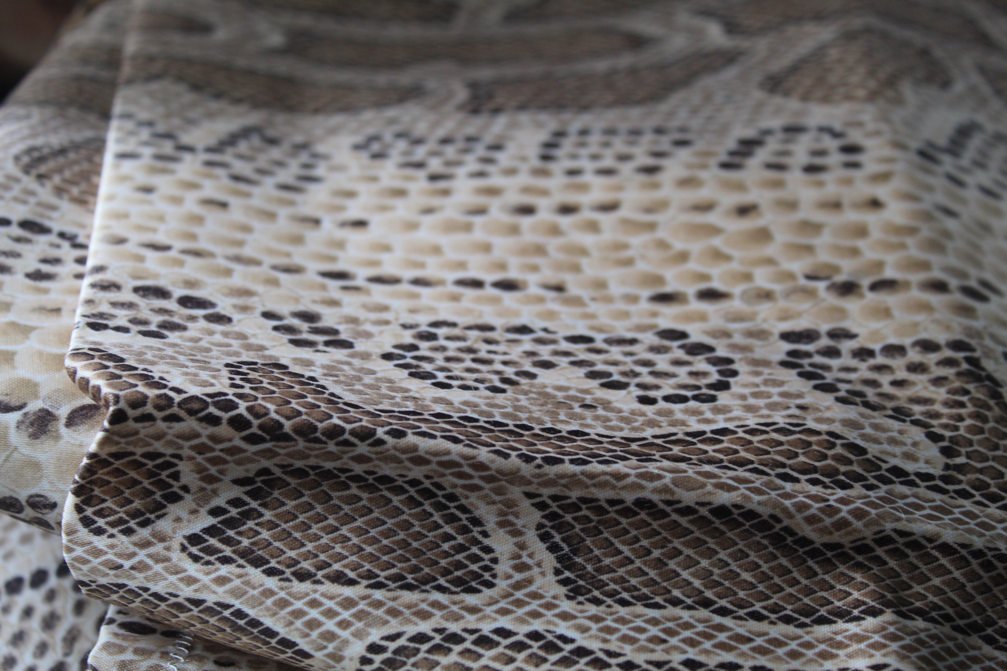 2 Chutes  de tissu motif python – Beige & marron