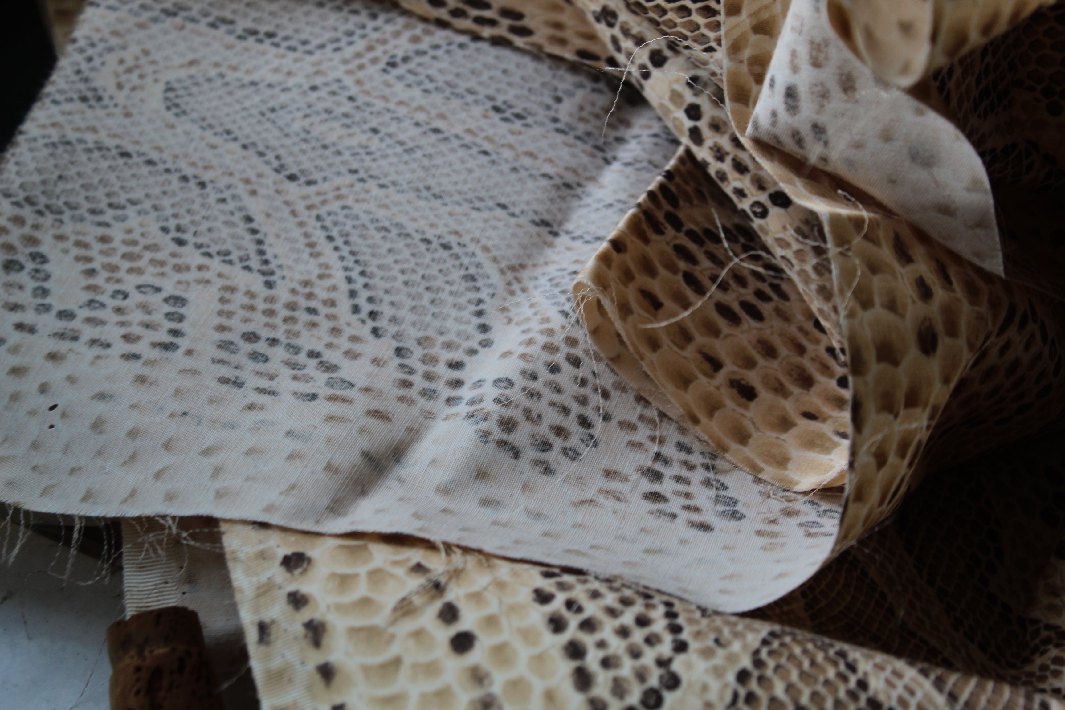 2 Chutes  de tissu motif python – Beige & marron