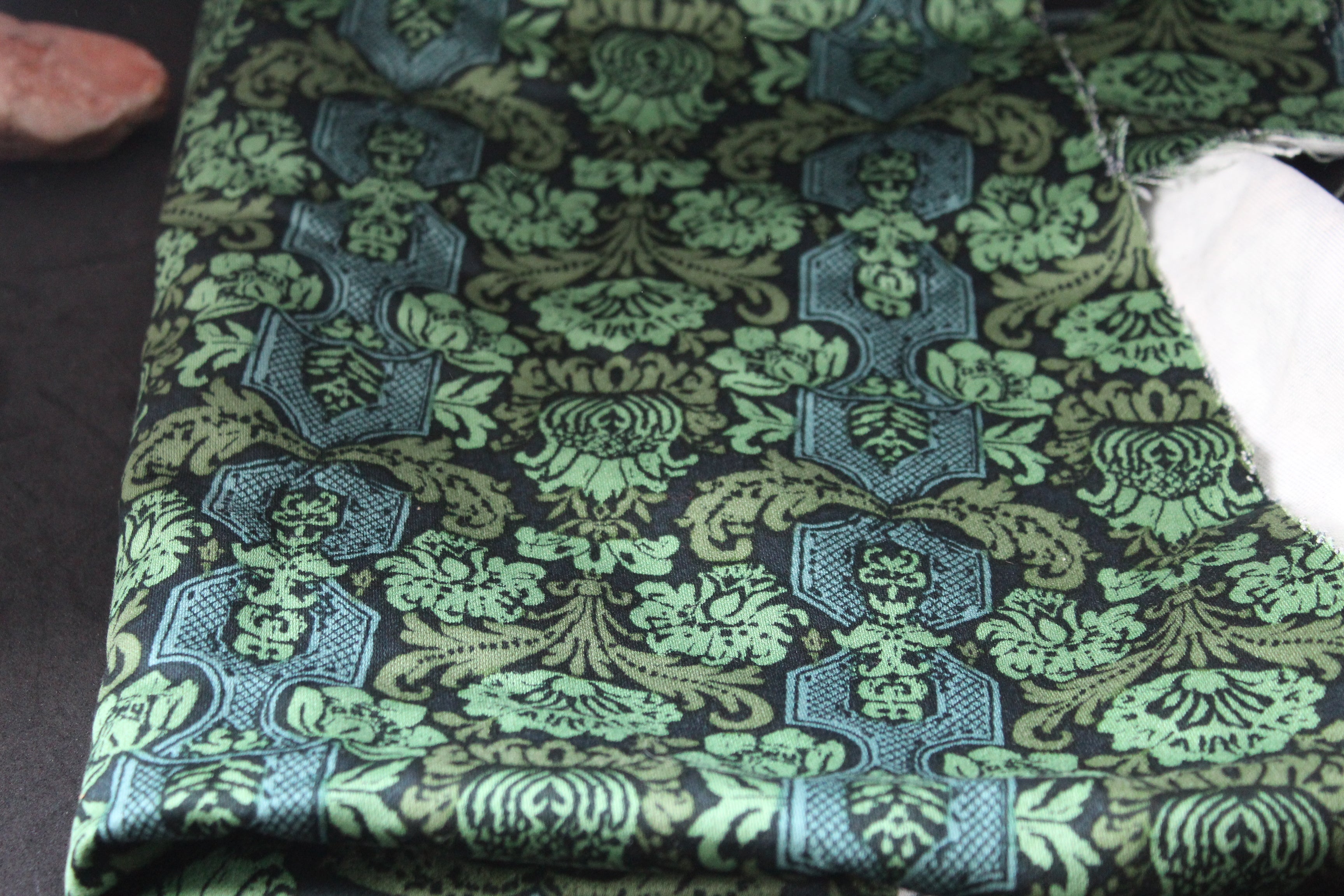 Lot de 3 chutes de tissu vintage Romanex Boussac – Comptoir de l’Industrie Textile de France – Motif baroque vert