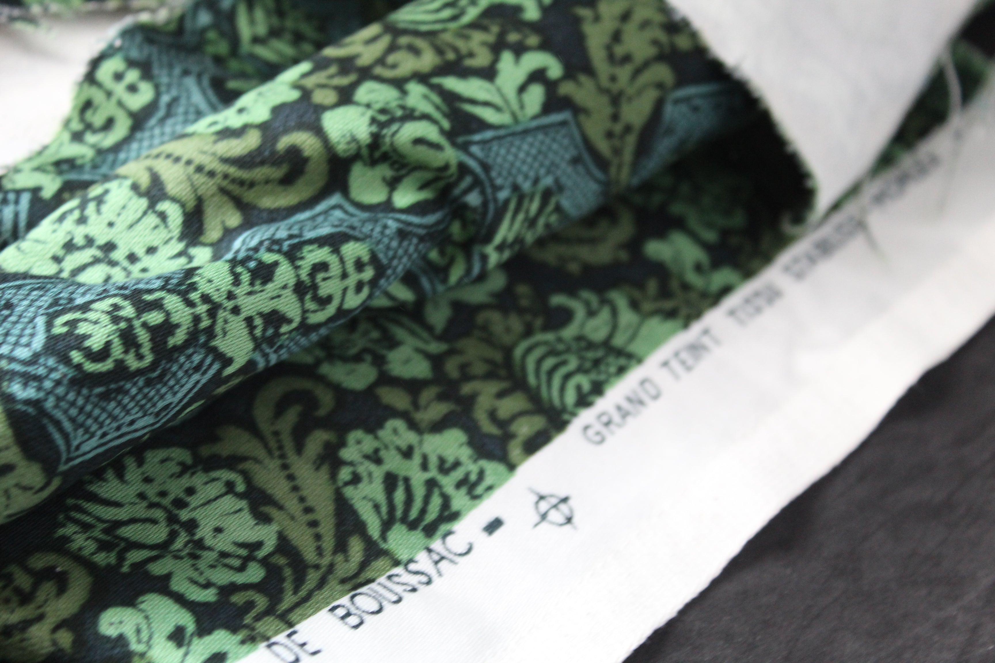 Lot de 3 chutes de tissu vintage Romanex Boussac – Comptoir de l’Industrie Textile de France – Motif baroque vert