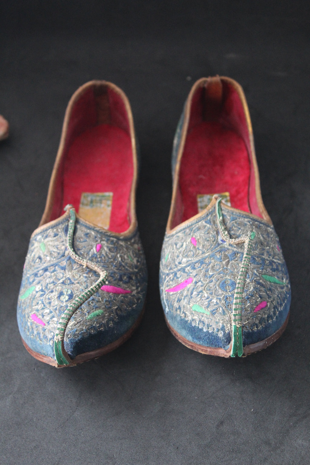 Babouches anciennes brodées – Jutti indiennes vintage (années 1960–1980)