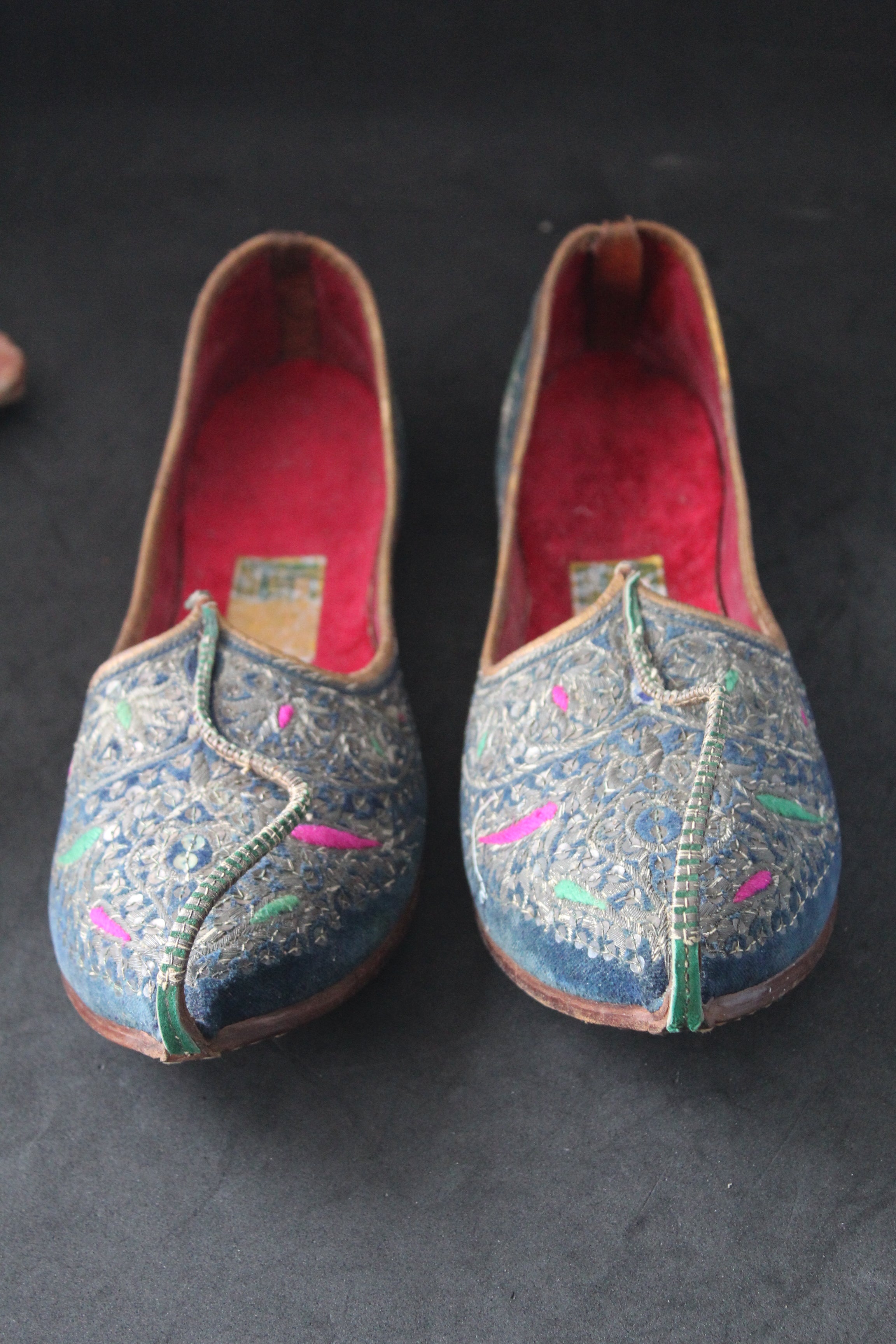 Babouches anciennes brodées – Jutti indiennes vintage (années 1960–1980)