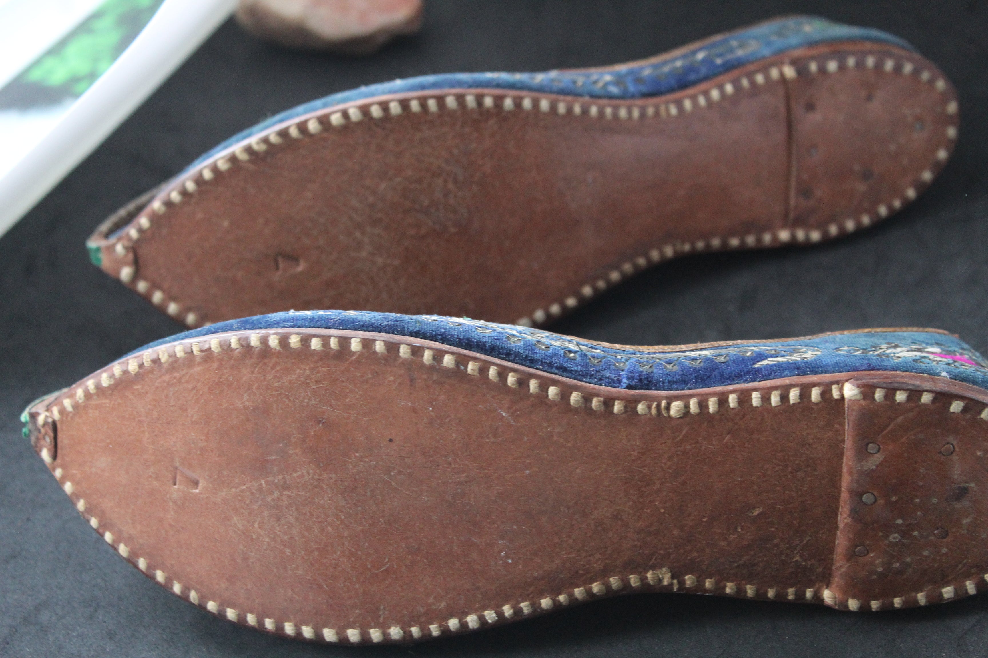 Babouches anciennes brodées – Jutti indiennes vintage (années 1960–1980)