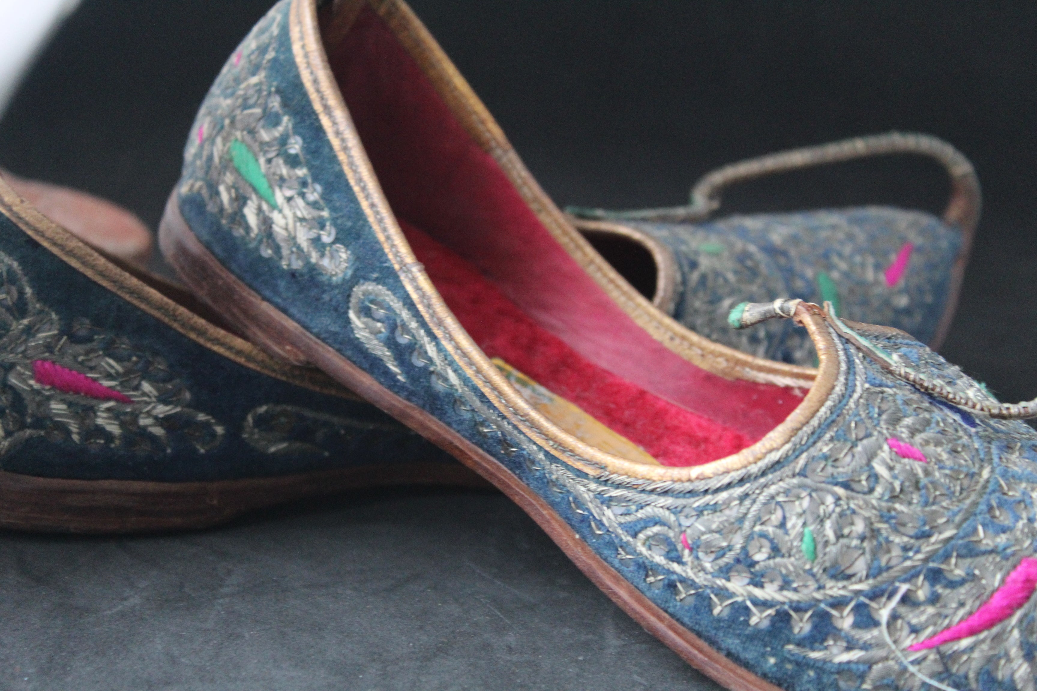 Babouches anciennes brodées – Jutti indiennes vintage (années 1960–1980)