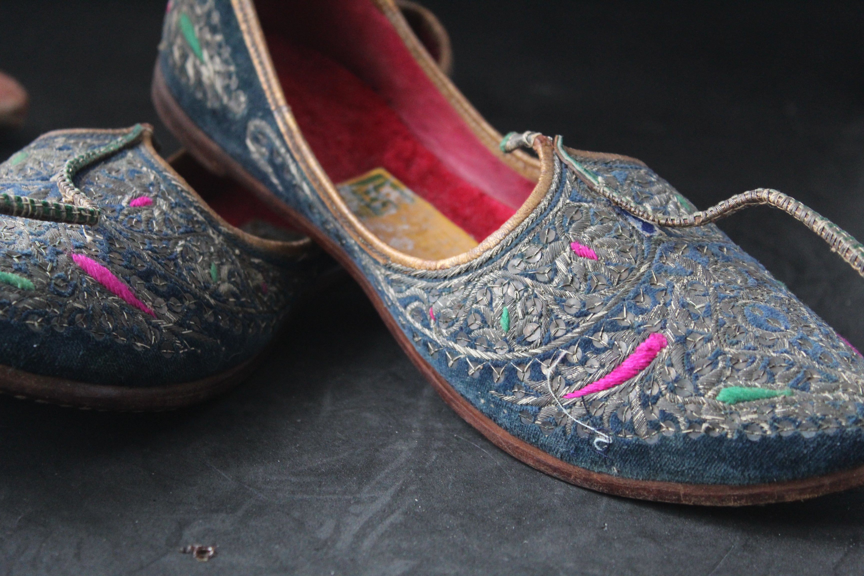 Babouches anciennes brodées – Jutti indiennes vintage (années 1960–1980)