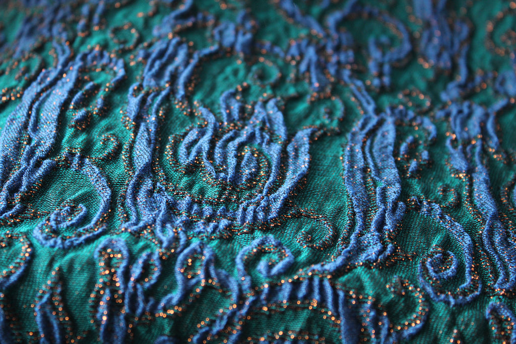 Tissu jacquard vert émeraude & bleu roi – 92 × 128 cm – Effet relief scintillant