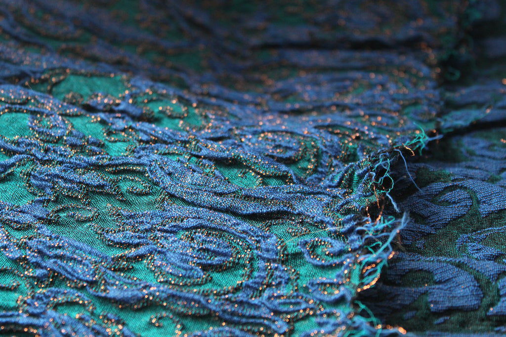 Tissu jacquard vert émeraude & bleu roi – 92 × 128 cm – Effet relief scintillant