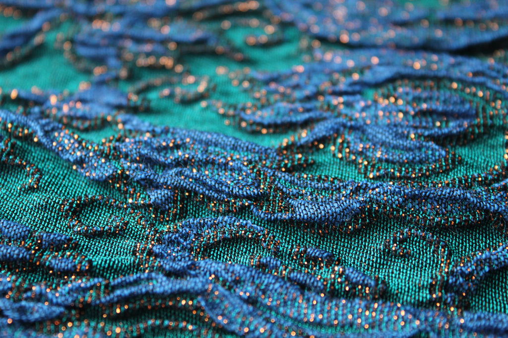 Tissu jacquard vert émeraude & bleu roi – 92 × 128 cm – Effet relief scintillant