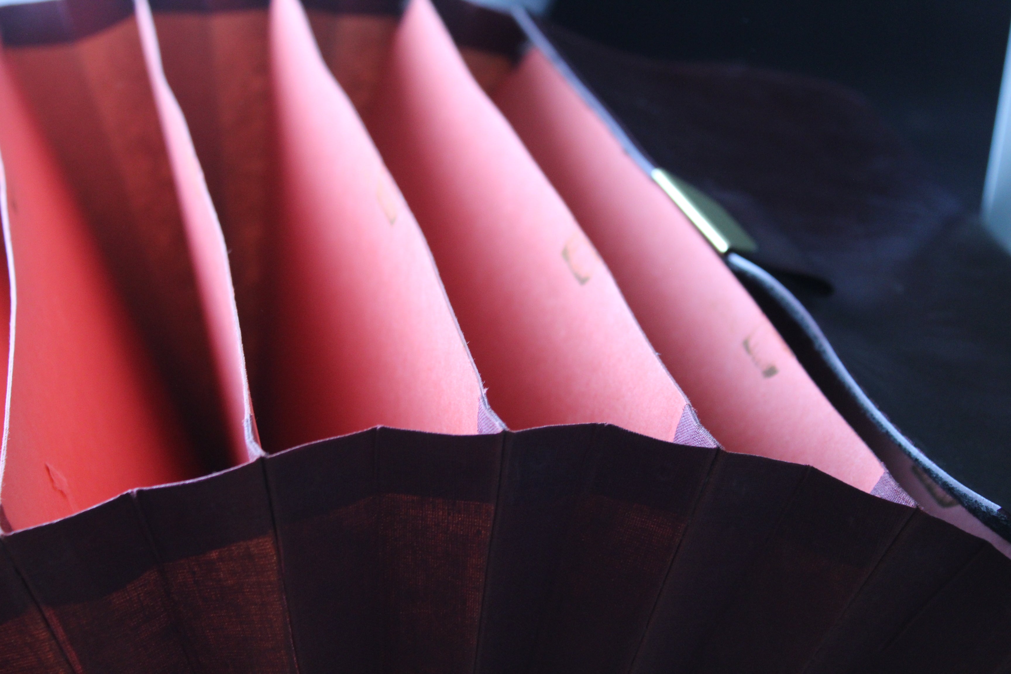 Trieur accordéon vintage bordeaux – porte-documents à soufflets – fermoir laiton