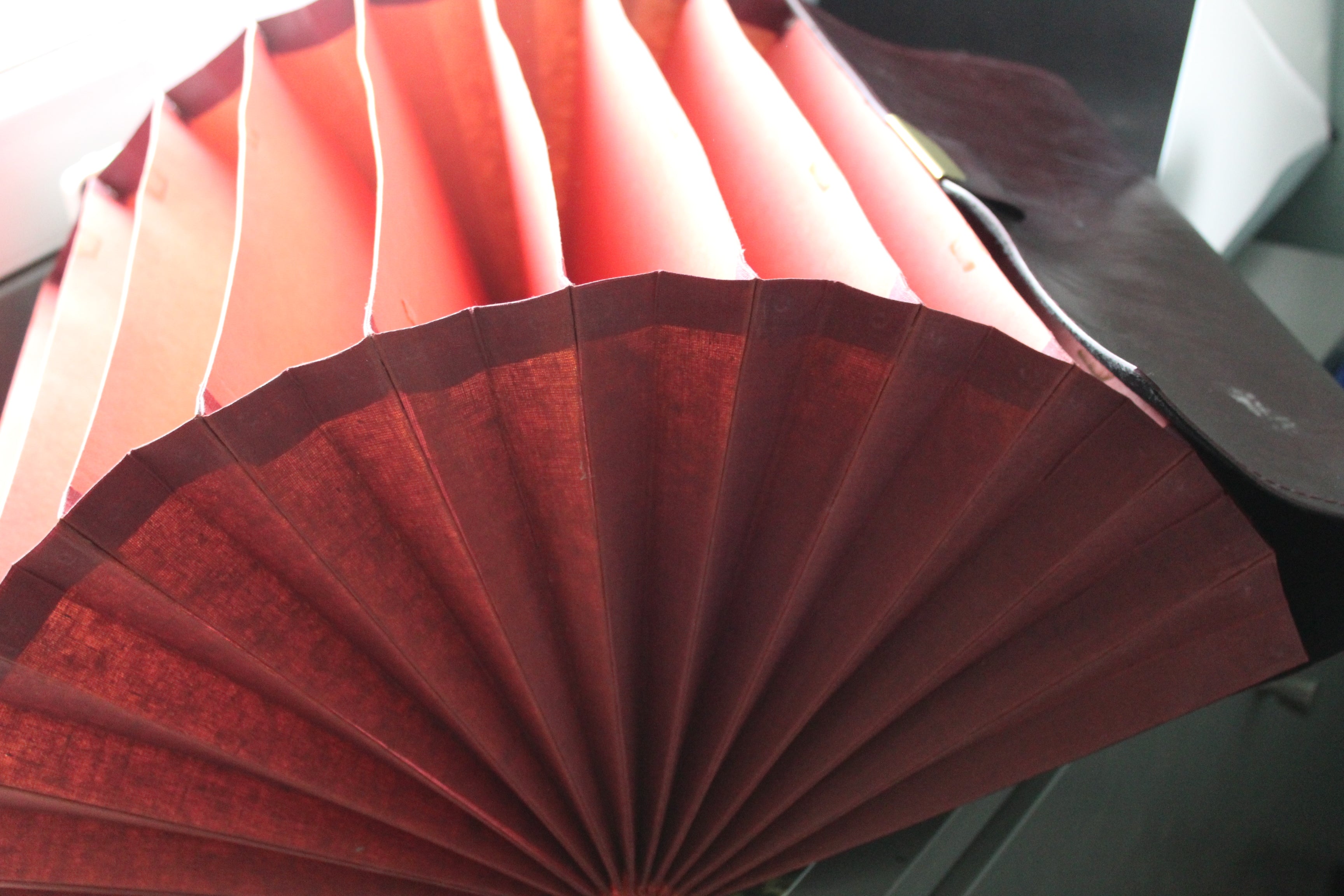 Trieur accordéon vintage bordeaux – porte-documents à soufflets – fermoir laiton